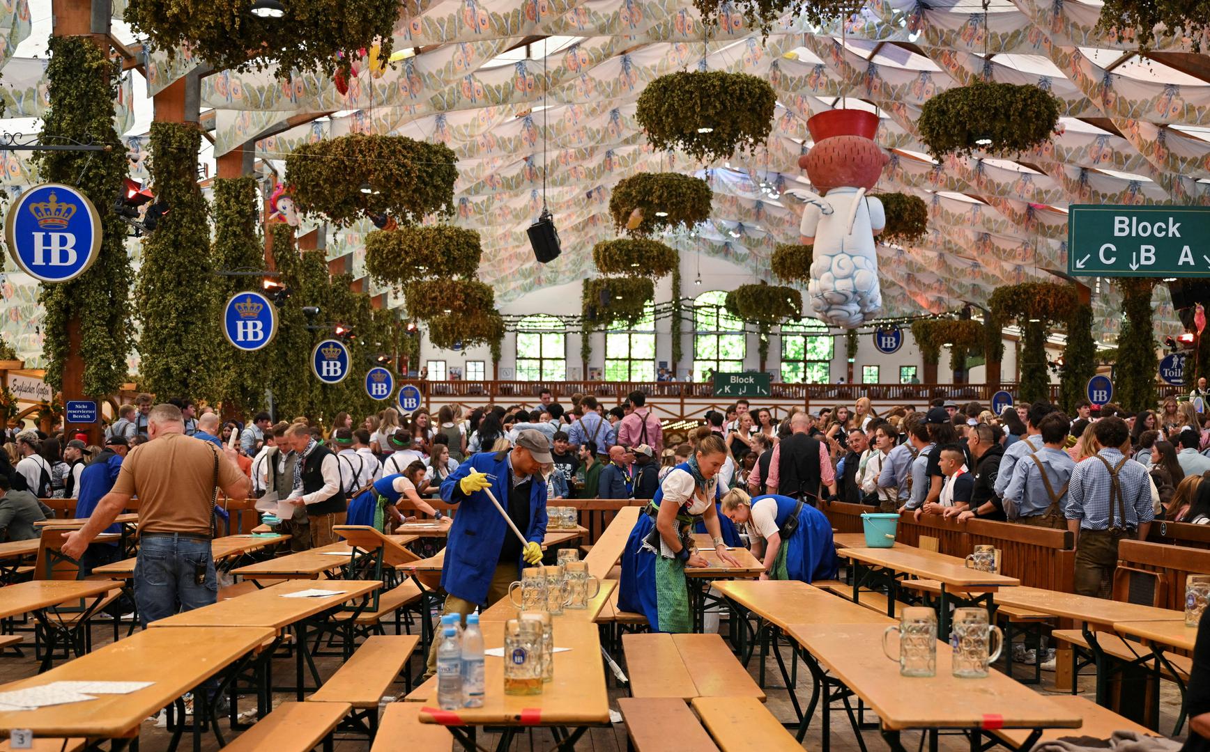 Među velikim šatorima najskuplje pivo, 15,90 eura za litru, plaća se u Armbrustschützen-Festzeltu, Bräuroslu i Löwenbräu-Festzeltu. U Armbrustschützen-Festzeltu cijena je lani bila 15,50 eura, dok je u Bräuroslu i Löwenbräuu iznosila 15,40 eura. U Augustiner-Festhalle litra ove godine stoji 14,90 eura, odnosno 40 centi više nego lani. U Fischer-Vroniju cijena je 15,75 eura, dok je 2025. bila 15,40 eura.