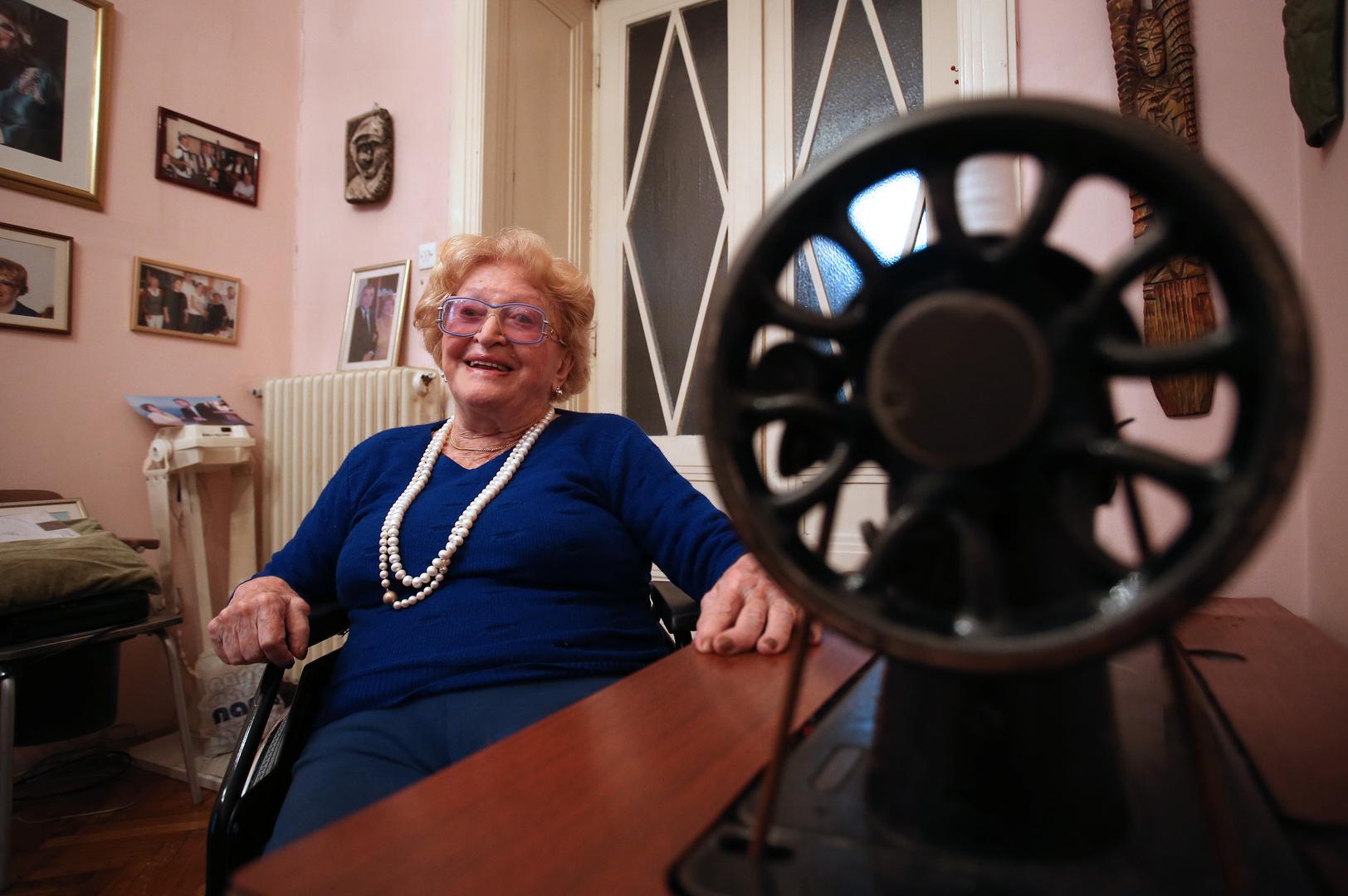 Radila je i kao osobna krojačica Jovanke Broz. Zbog političkih pritisaka jedno je vrijeme živjela u Ženevi. 