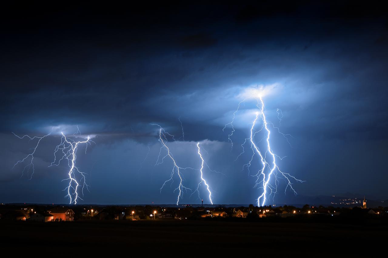 Snažno grmljavinsko nevrijeme noćas je zahvatilo Zagreb i okolicu
