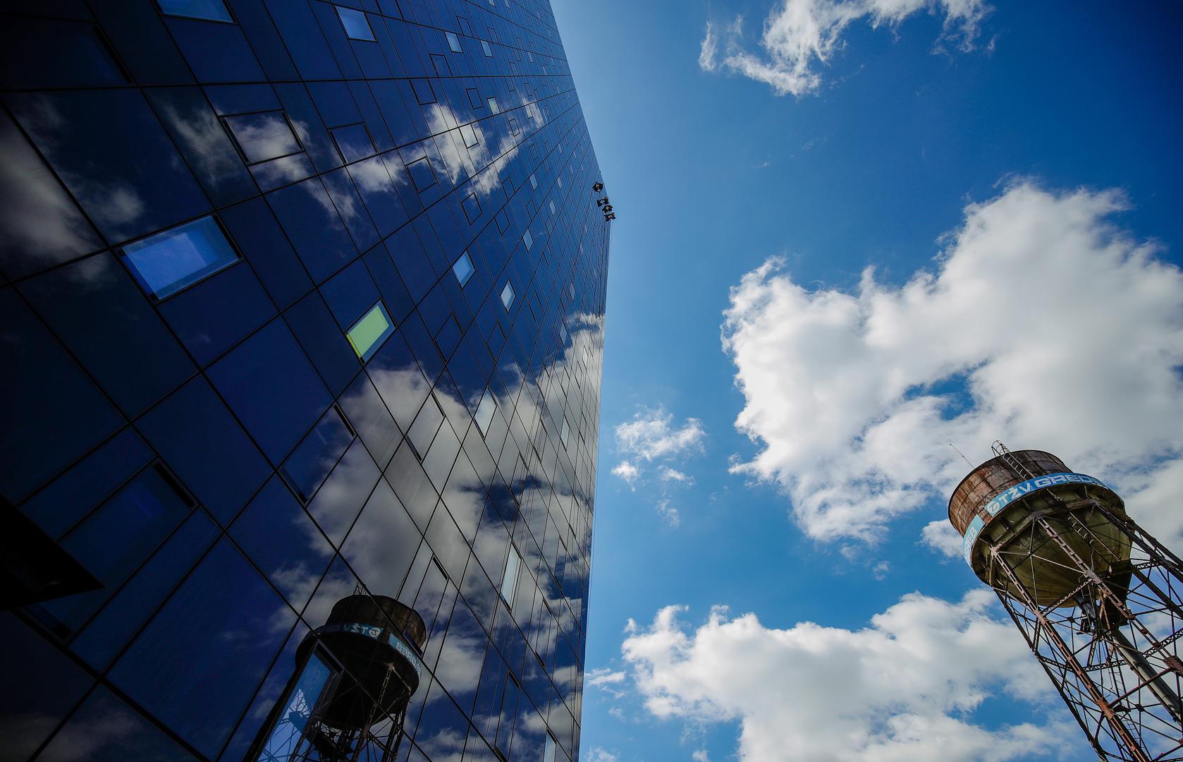 Ovaj poslovni centar, odnosno poslovno-stambeni centar, sastoji se od šest građevina, od kojih su dvije stambene. Najviša građevina u kompleksu je neboder s 25 katova i 96,15 metara visine.