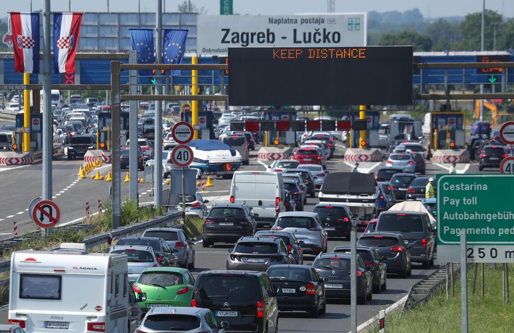 18.06.2021., Zagreb - Guzva na naplatnim kucicam Lucko u smjeru prema moru. Photo: Zeljko Lukunic/PIXSELL