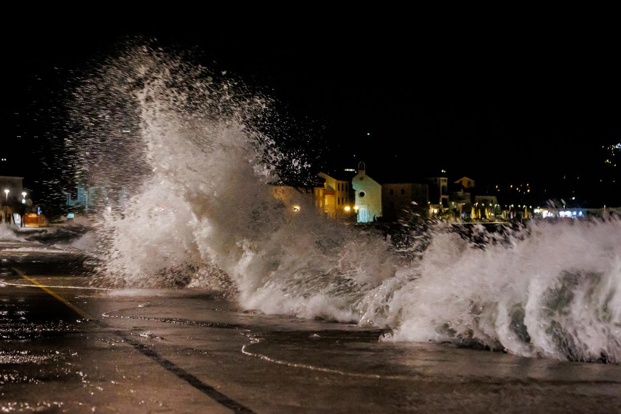 Olujno jugo u Kaštel Novom