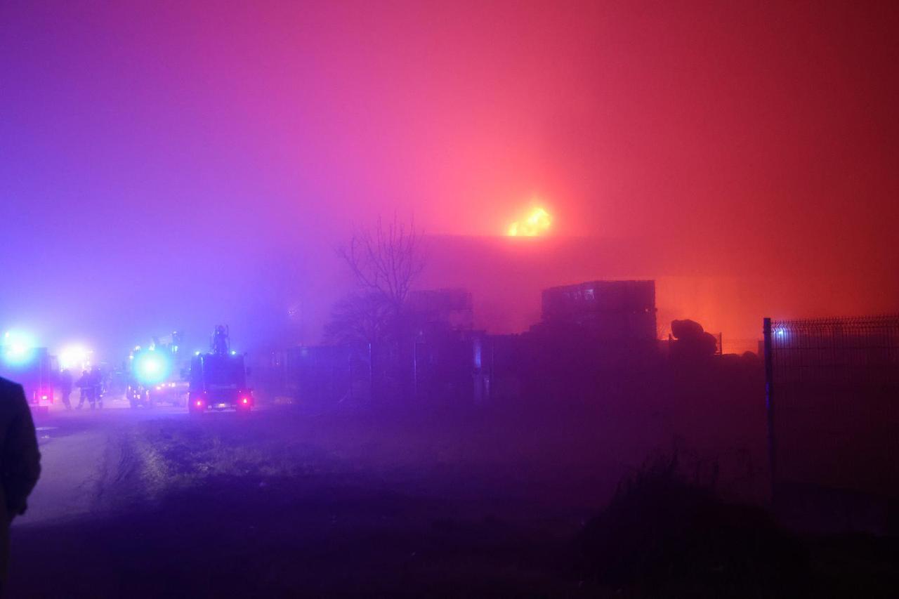 Zabok: 60 vatrogasaca bori se s požarom koji je izbio u pogonu Ciaka u Zaboku
