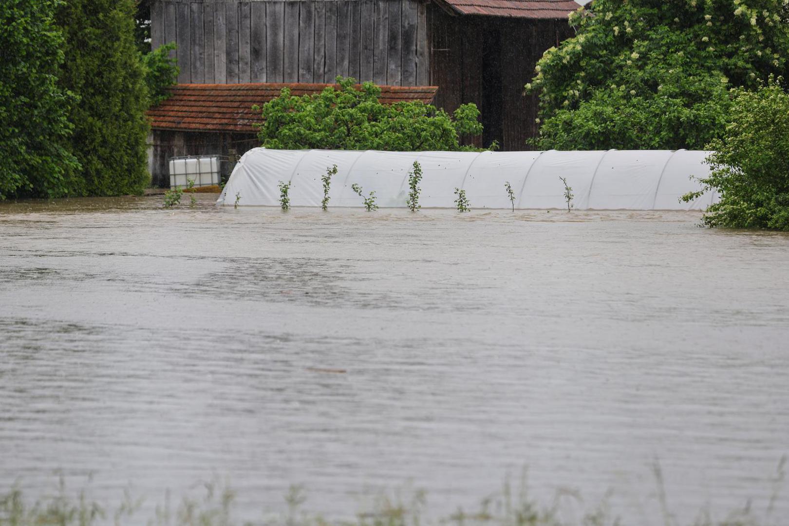 17.05.2023., Karlovac - U naselju Selce rijeka Kupa se izlila iz korita te se izlila na cestu. Photo: Luka Stanzl/PIXSELL