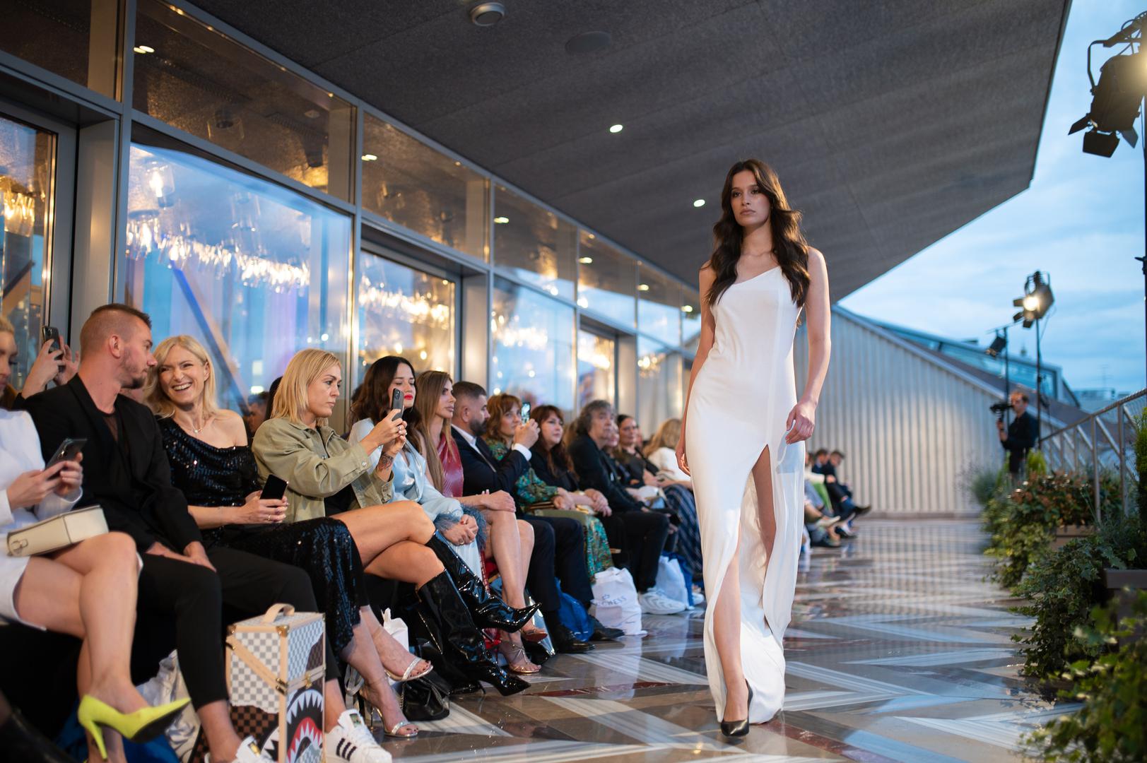 Voditeljica i urednica na HRT-u Uršula Tolj došla je pogledati reviju, baš kao naša poznata modna agentica Tihana Harapin Zalepugin. 