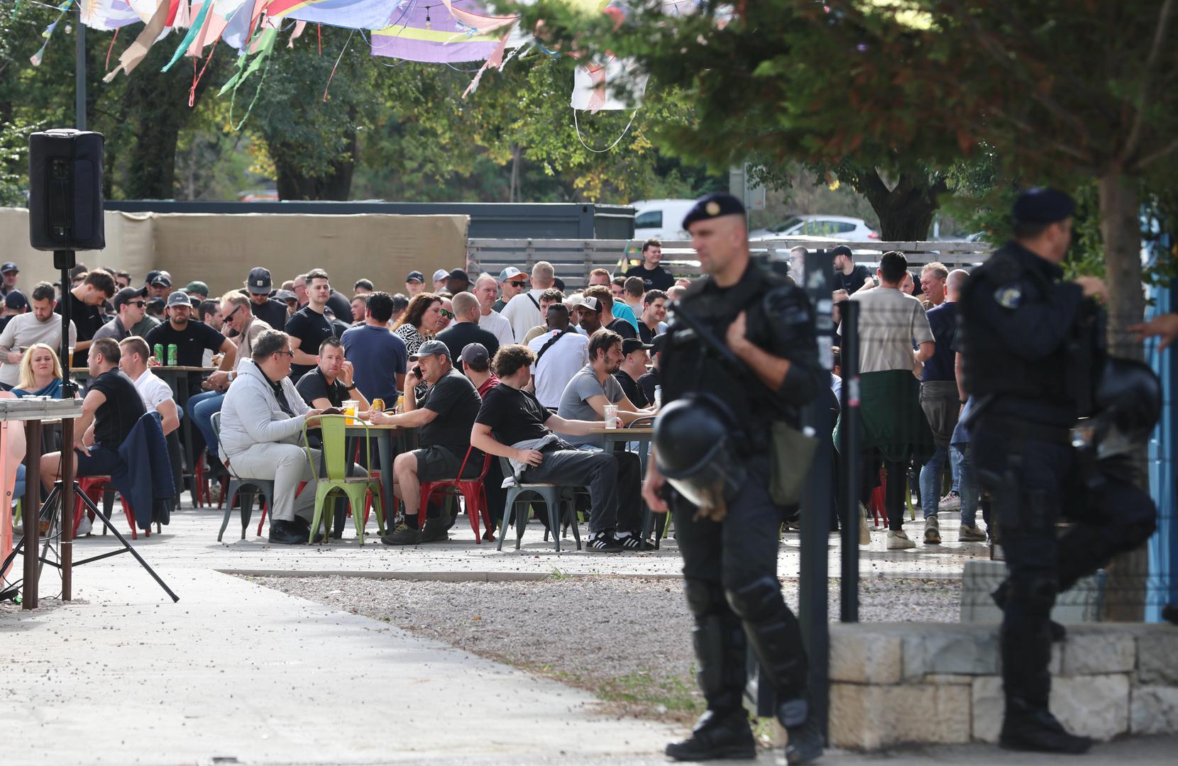 Splitska policija izvijestila je da je u srijedu, oko pola sata prije ponoći, u središtu grada spriječila sukob više stotina izgrednika iz navijačkih skupina Hajduka i Ajaxa.