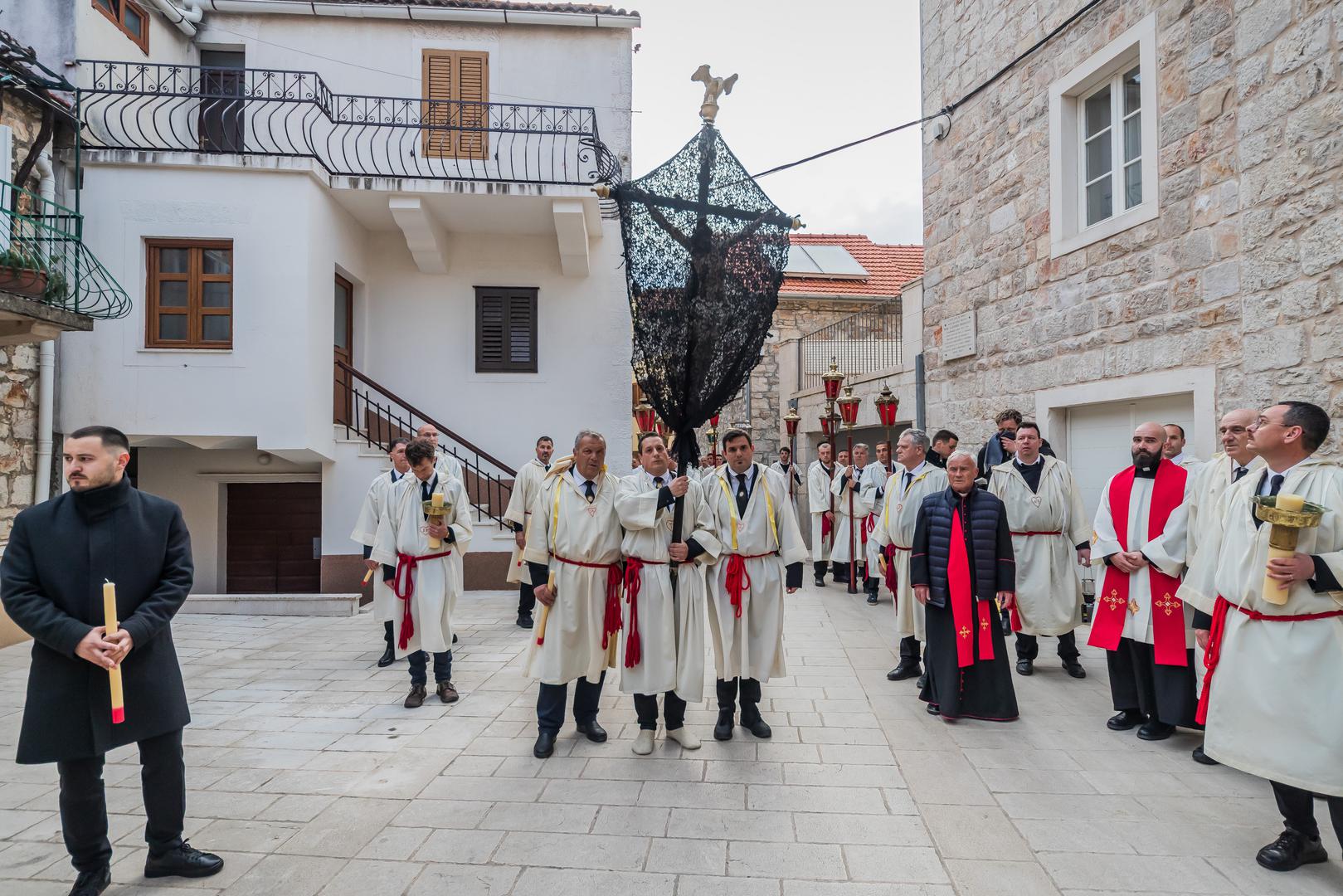 Procesija traje oko osam sati, a vjernici obilaze okolna mjesta i crkve te se pred zoru vraćaju u svoju župnu crkvu.

