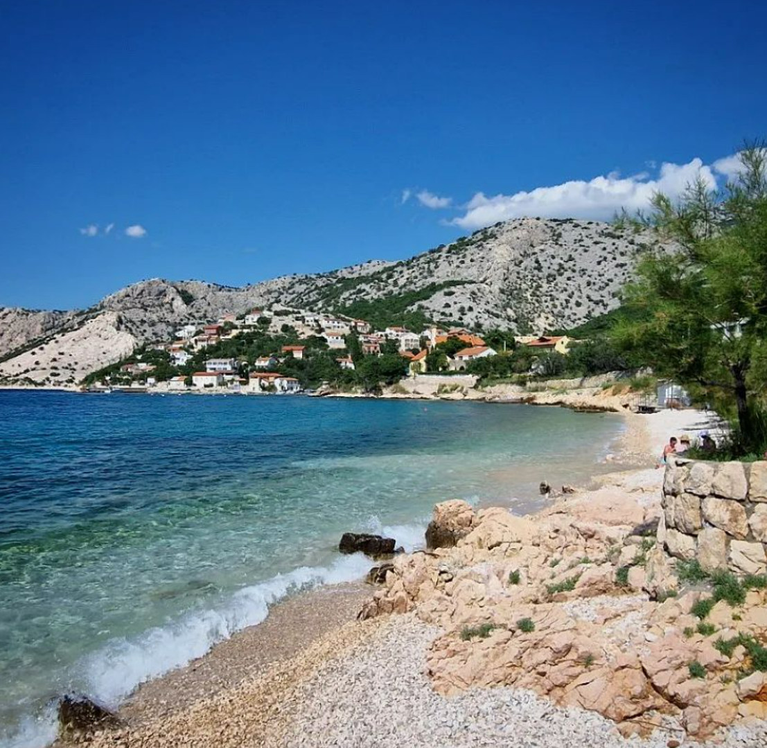 Jadranska obala ima brojne prekrasne plaže koje su svima dostupne, no postoje i brojne manje uvale i skrivene plaže gdje možete uživati u moru i suncu, te miru i tišini.