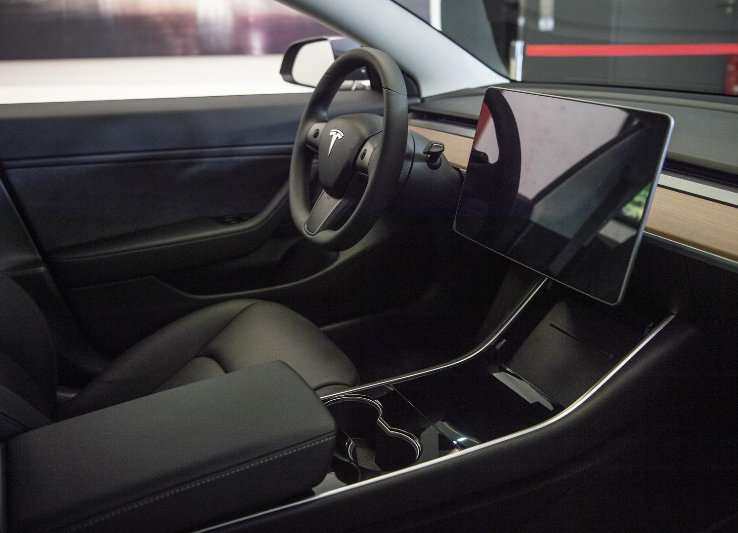 Tvrtka je pozvala one koji su rezervirali automobil da ga dođu vidjeti u trgovine.

