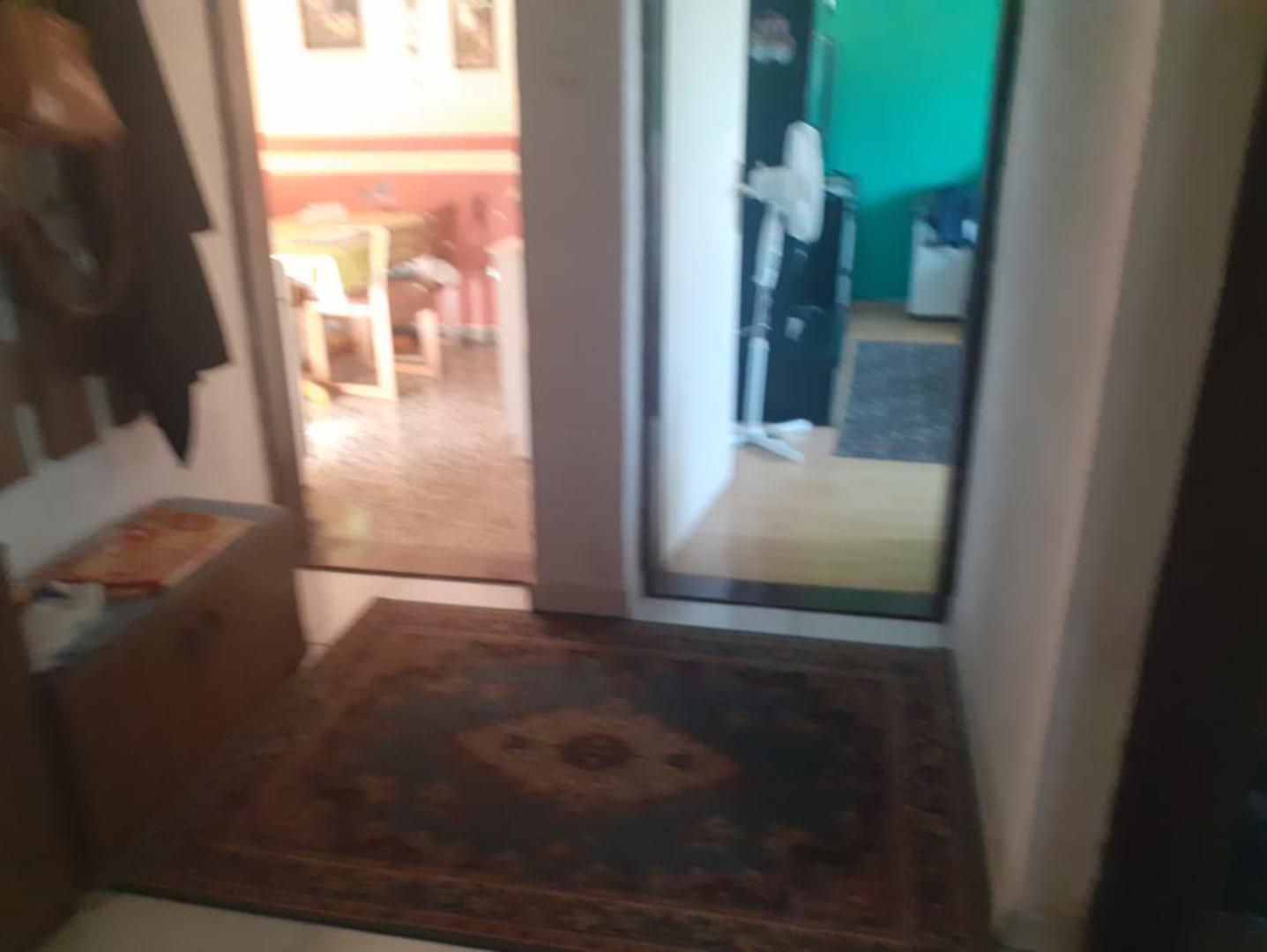 Stan se nalazi na prvom katu zgrade iz 1965., u malom mjestu blizu Pitomače. Ima dvije sobe, kuhinju, kupaonicu s WC-om, plus balkon i lođu za kavu na zraku