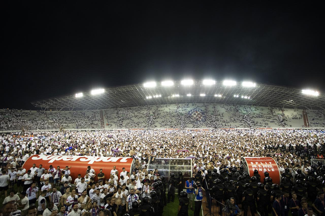 Split: Navijači Hajduka na travnjaku proslavili osvajanje Kupa 