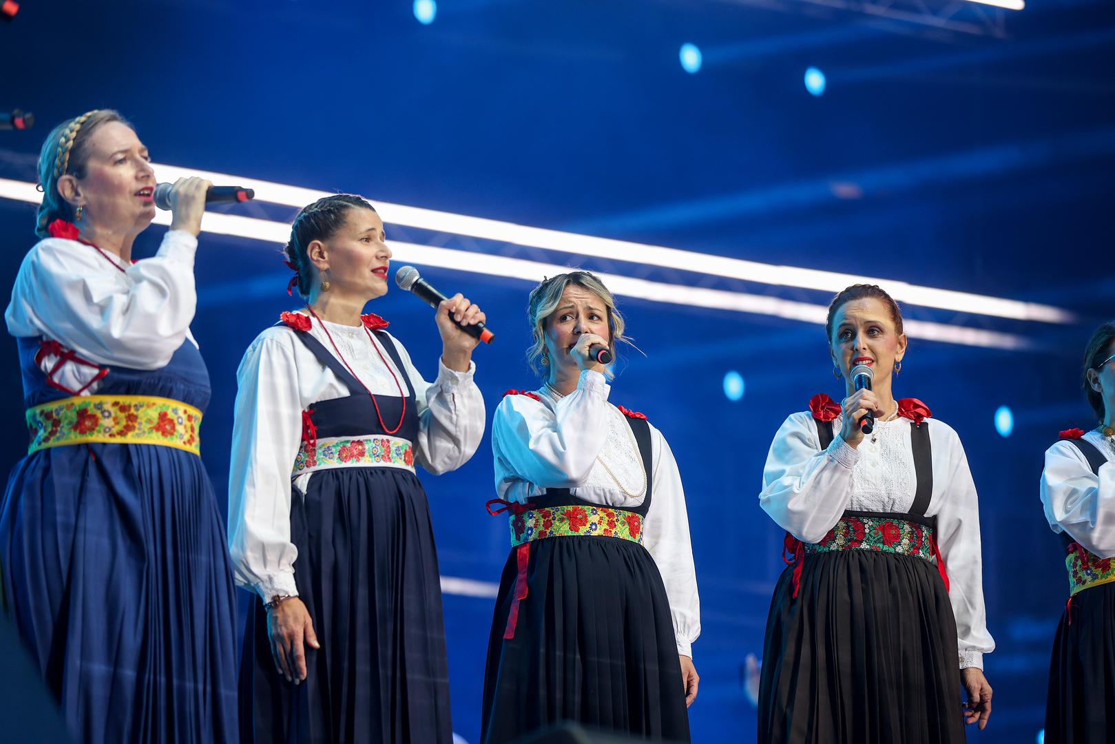 U raspjevanoj Areni Zagreb sinoć je održan koncert koji je opravdao naslov spektakla godine – "Domu mom“, veliki domoljubni glazbeni događaj koji je na pozornici okupio 155 glazbenika: 25 izvođača i veliki orkestar.