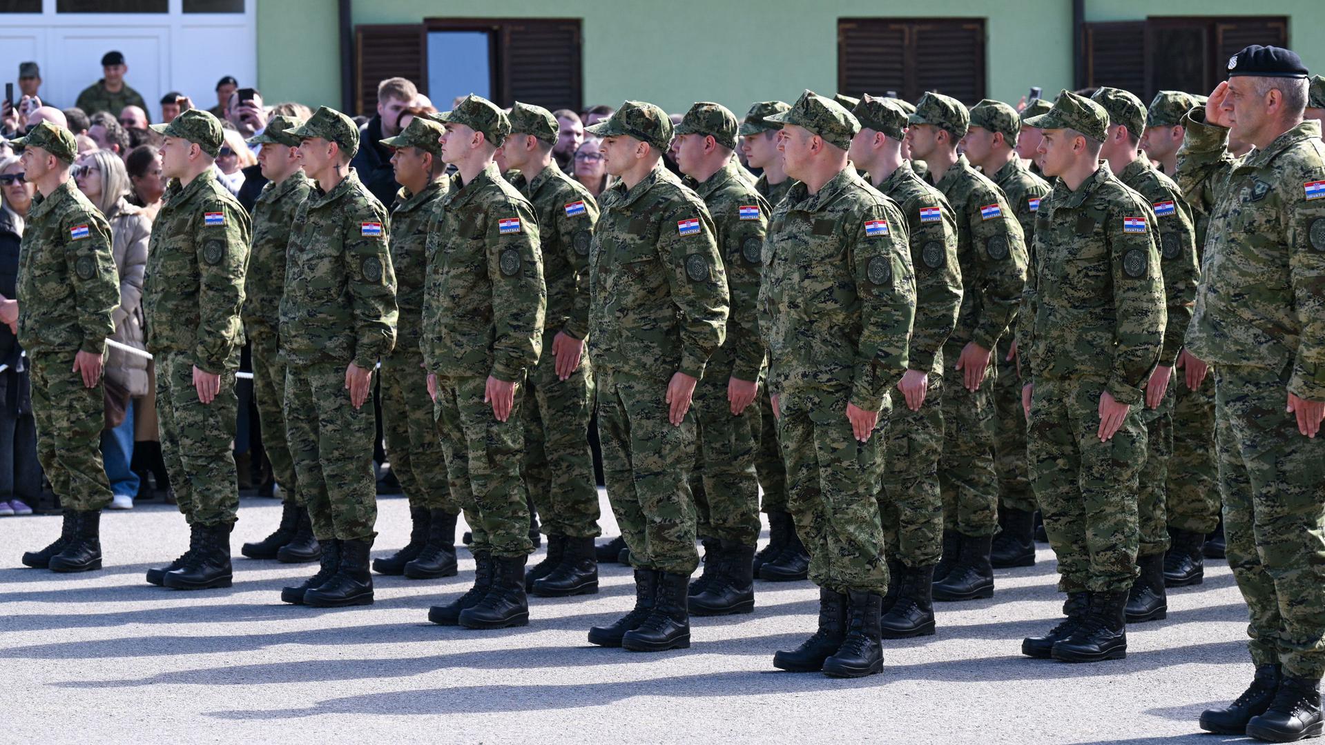 Ceremonija se u 10 sati održala istodobno u vojarnama u Požegi, Kninu i Slunju, a riječ je o novom ciklusu obveznog vojnog roka koji je započeo 9. ožujka. 
