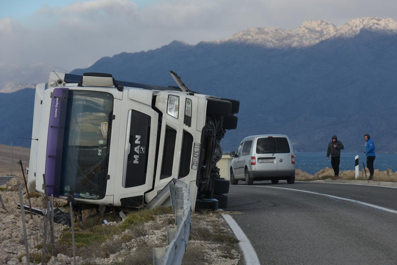 Jaka bura prevrnula kamion kod Paškog mosta