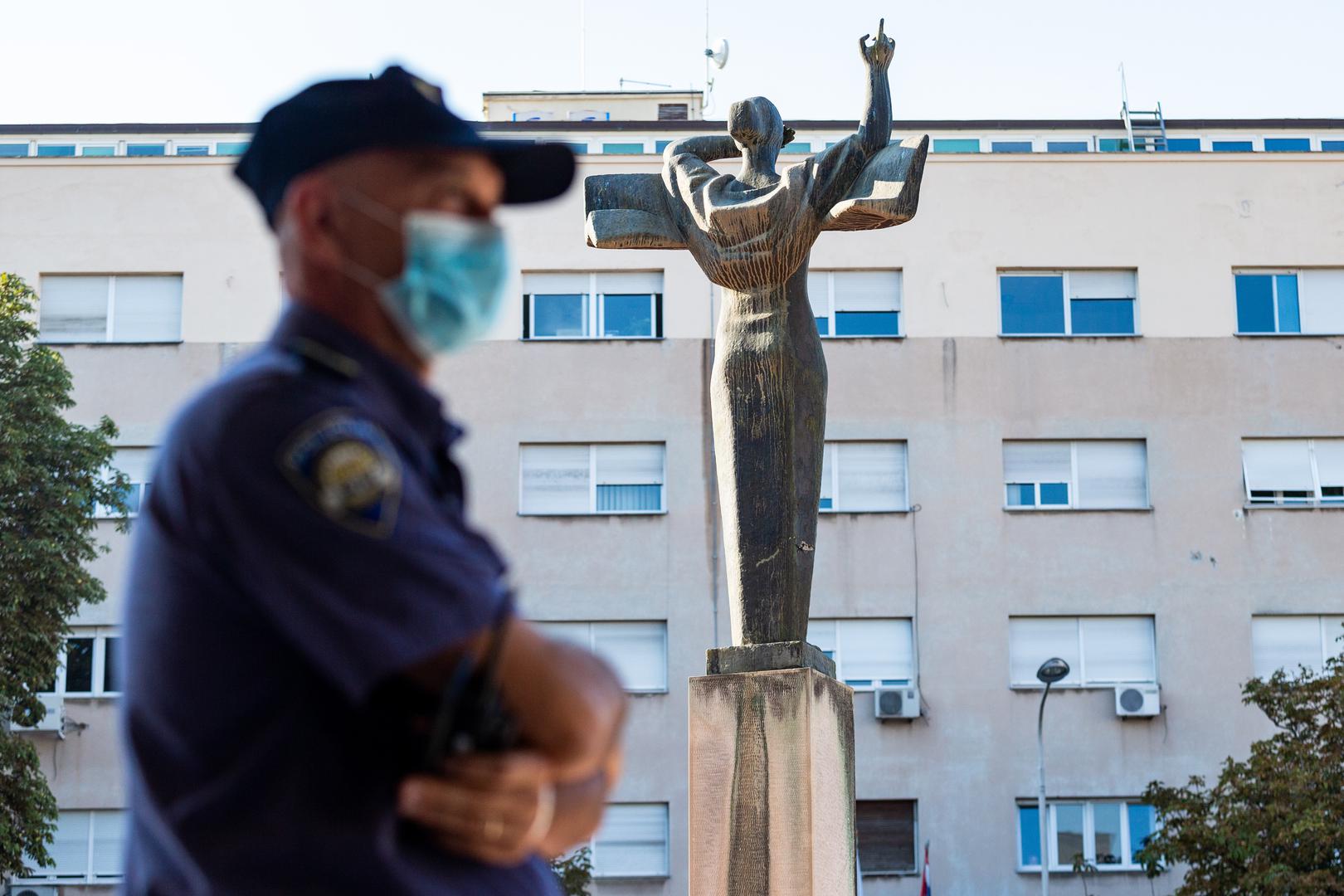 12.08.2020., Split - Policijske snage osiguravaju prostor oko Zupanijskog suda u Splitu na kojem je jutros zapocelo sudenje Filipu Zavadlavu (25), optuzenomu za trostruko tesko ubojstvo u Splitu pocetkom ove godine.Photo: Milan Sabic/PIXSELL