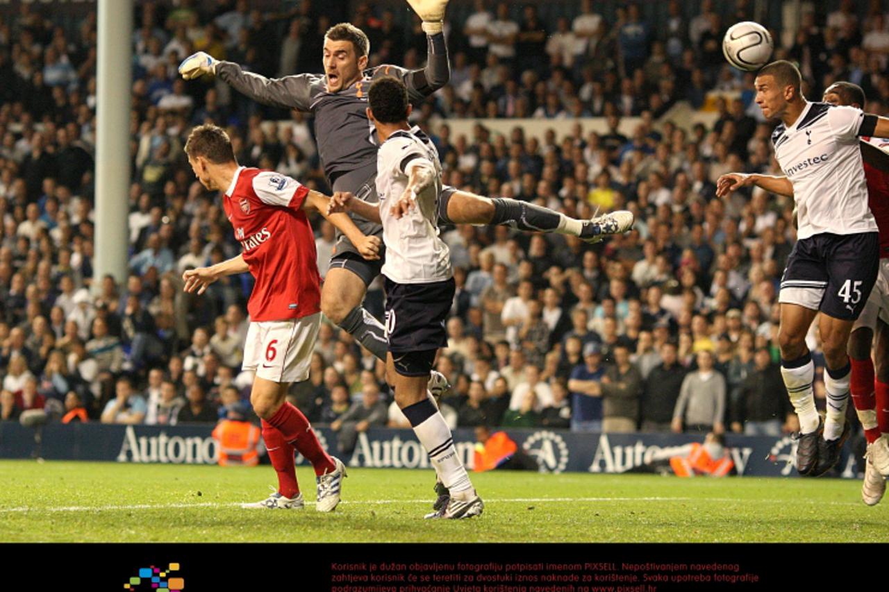 'Tottenham Hotspur goalkeeper Stipe Pletikosa misses the ball from a corner Photo: Press Association/Pixsell'