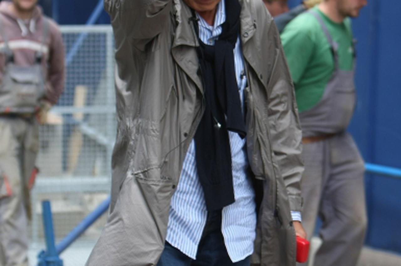 ' 20.05.2010, Zagreb, Hrvatska - Tomo Horvatincic se provlaci izmedju ograda postavljenih u Varsavskoj ulici i pozdravlja zastitare i radnike. Photo: Petar Glebov/PIXSELL'