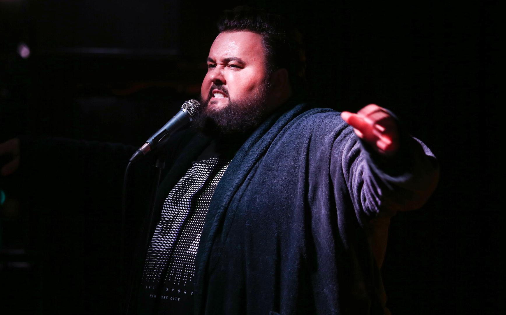 Dodao je i kako je ovo niskobudžetni show i nema se novaca za njegove kostime.  