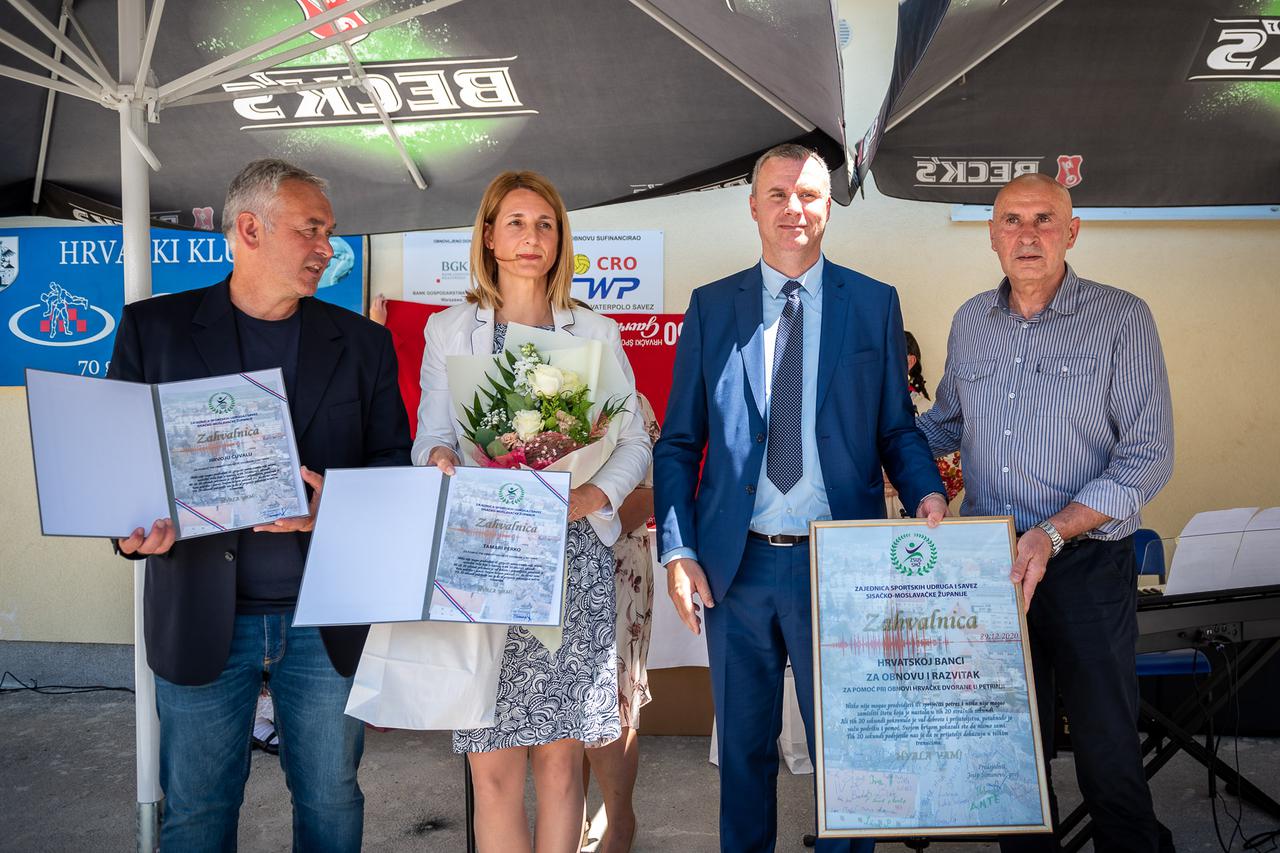 Glazbenoj školi stigao kombi za prijevoz učenika, a Udruzi slijepih posebna informatička oprema