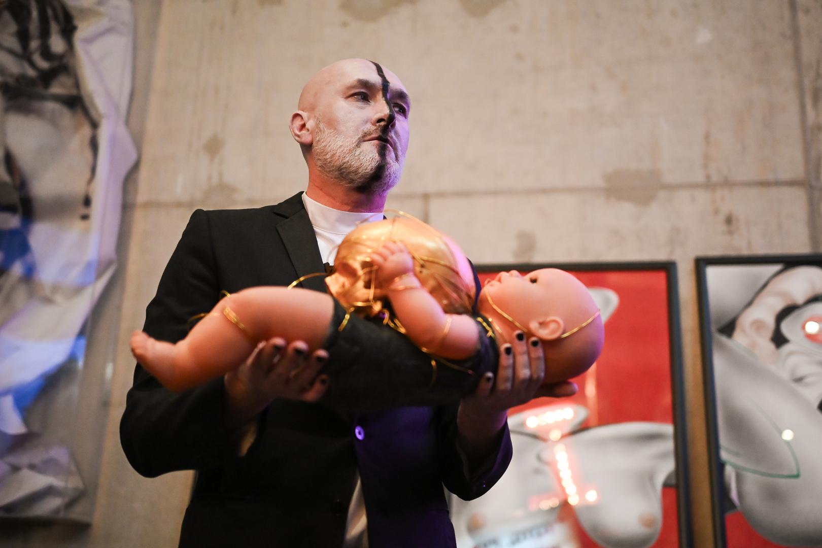 Multimedijalnu izložbu "Rođendanska noć" otvorena je sinoć u  Boutique Cinema u Kaptol centru, a u kslopu nje izveden je i performans "Dar i žrtva" koji je kao i mnogo puta do sada, izveo art model Joško Tešija