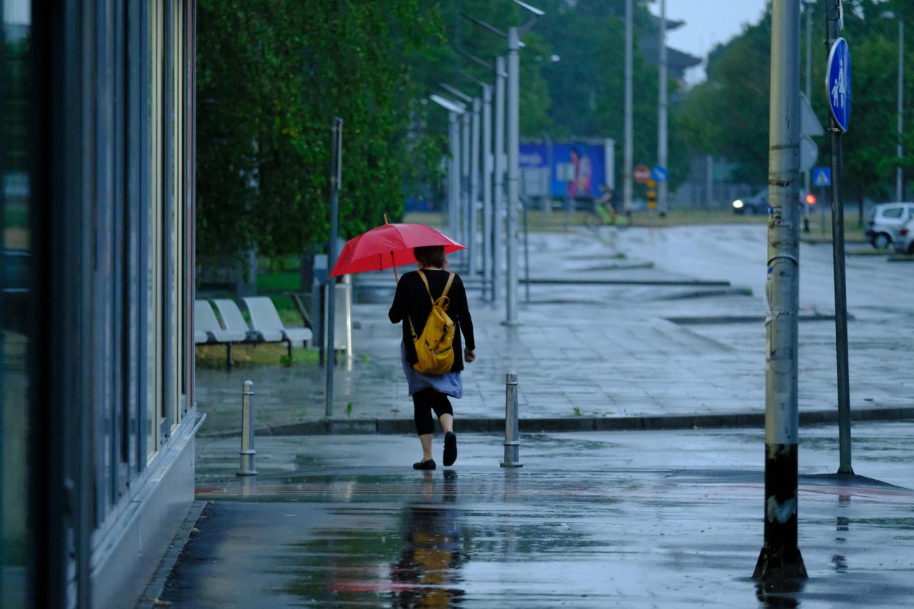 Grmljavina i kiša u večernjim satima zahvatila Zagreb