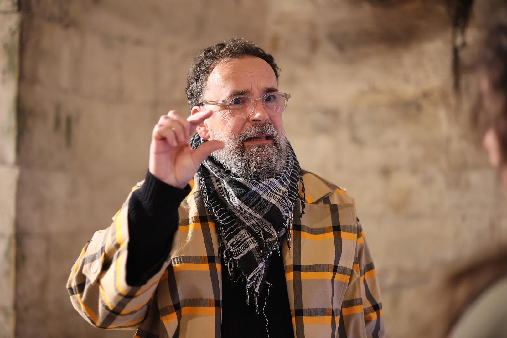 Kustos Dalibor Prančević podsjetio je da Miholić već izlaže u Splitu, ali se u ovom opsežnom prostoru prvi put predstavlja u ovakvom formatu. Naglasio je da umjetnica istražuje posthumanu poetiku i simbiozu tehnologije, bioinženjeringa i srodnih metodologija, ne radi efekta, nego kako bi propitala što čovjek danas jest i što bi mogao postati