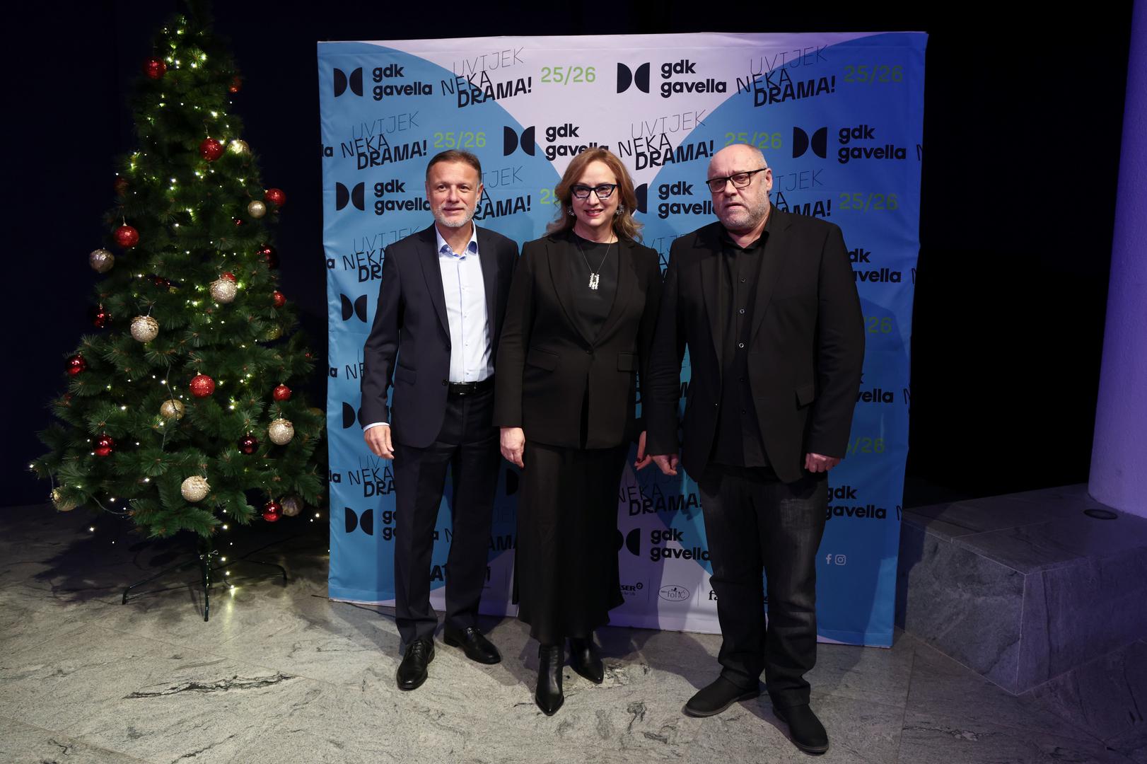Bračni par Jandroković prije početka predstave s ravnateljem Gavelle Draženom Ferenčinom pozirao je fotoreporterima.
