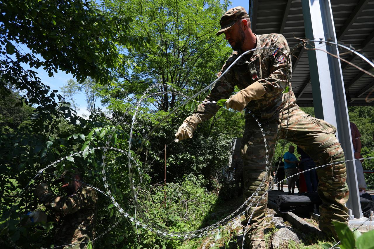 Slovenska vojska uklanja žilet žicu na graničnom prijelazu Vivodina - Krmačina