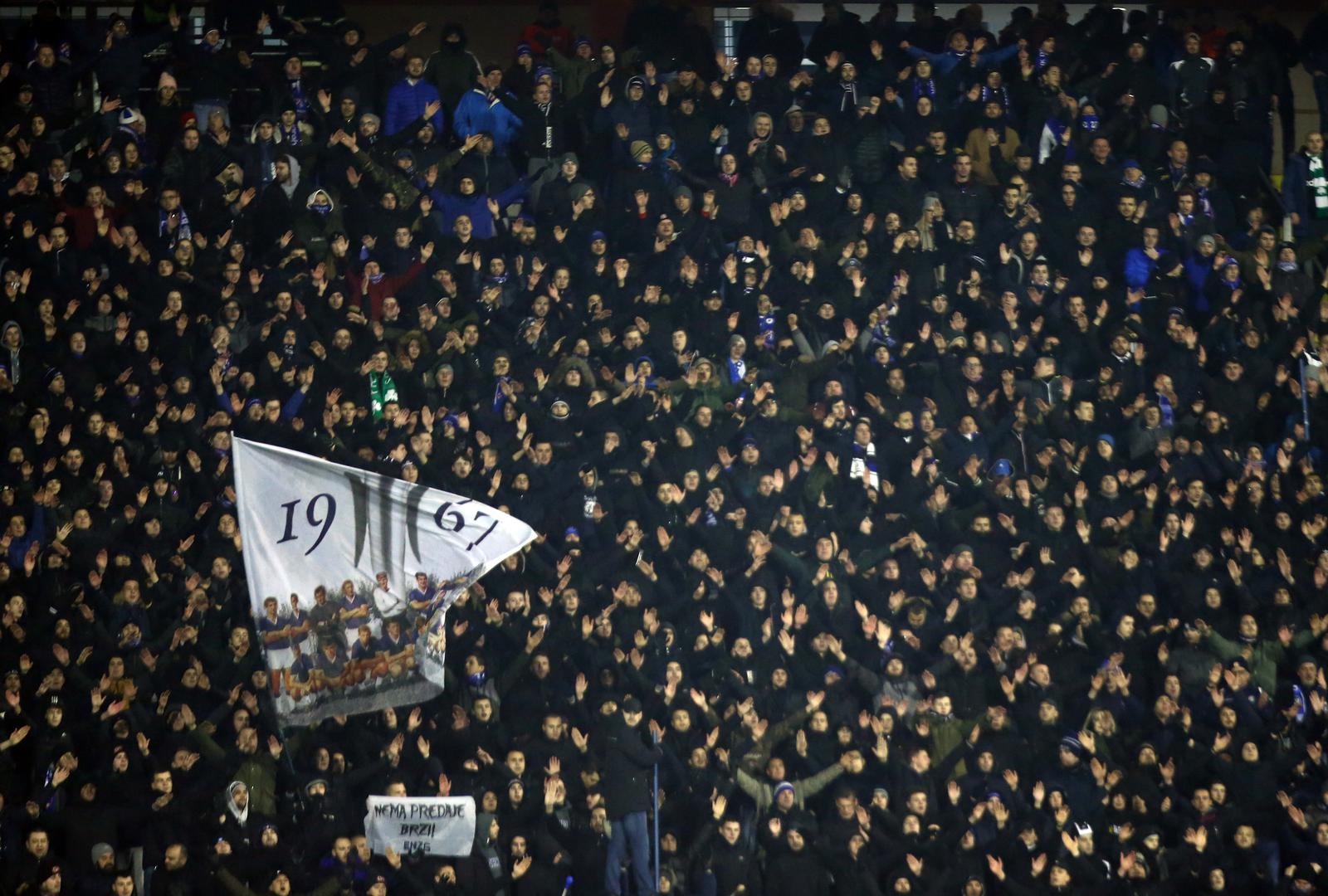 Iako je temperatura u Zagrebu bila oko nule, na tribinama se okupilo preko 12.000 navijača.