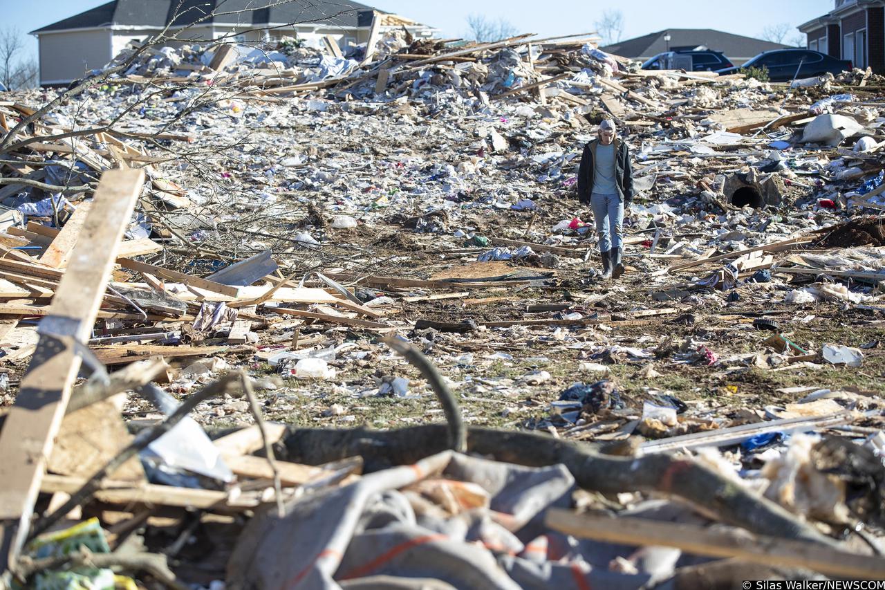 US-NEWS-MIDWEST-TORNADOES-1-LX