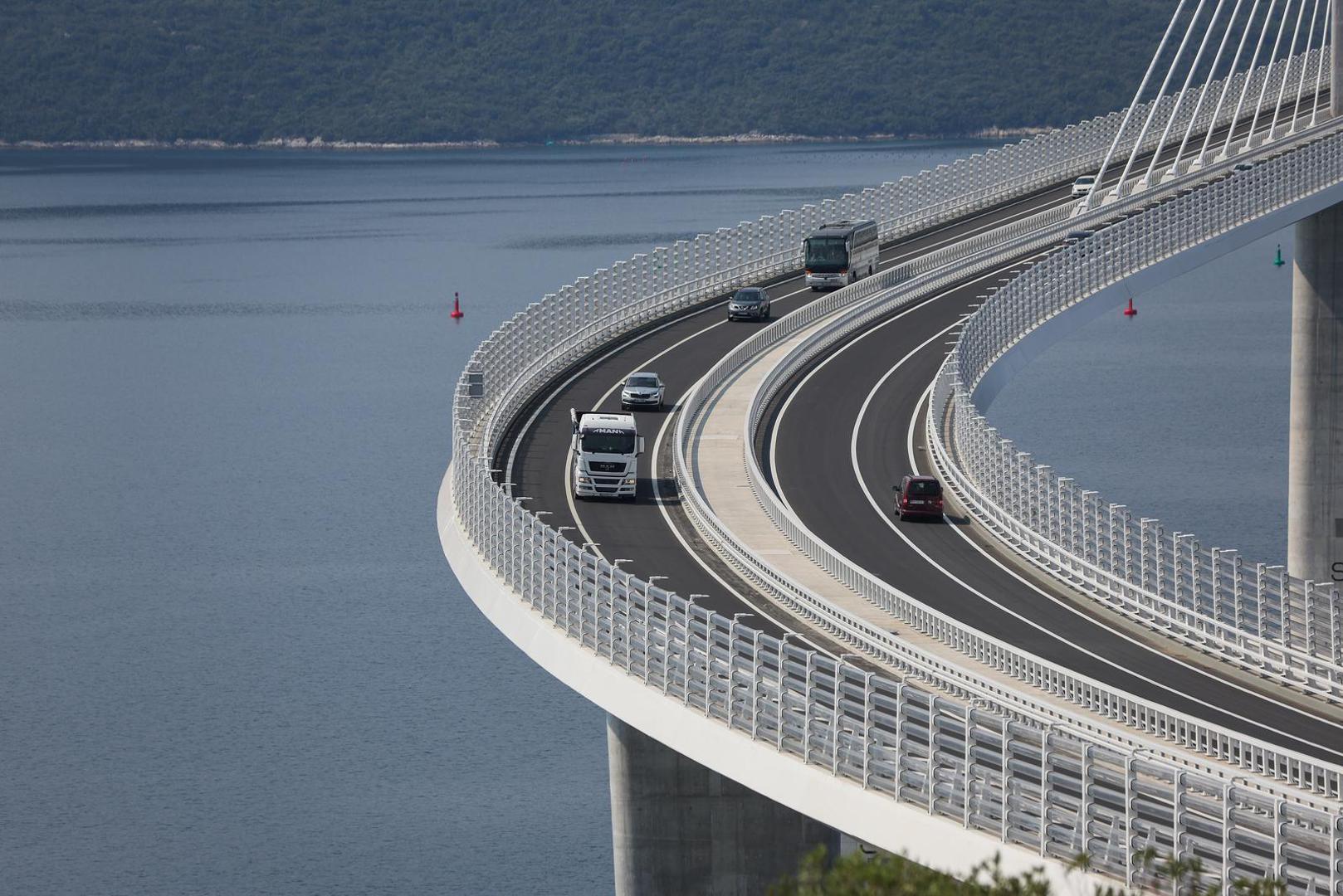 Hrvatske ceste su dobitnici godišnje nagrade 2023. za most Pelješac u kategoriji za izvanredno inženjersko postignuće koje obuhvaća estetski ugodnu i ekološki prihvatljivu praksu u mostogradnji.