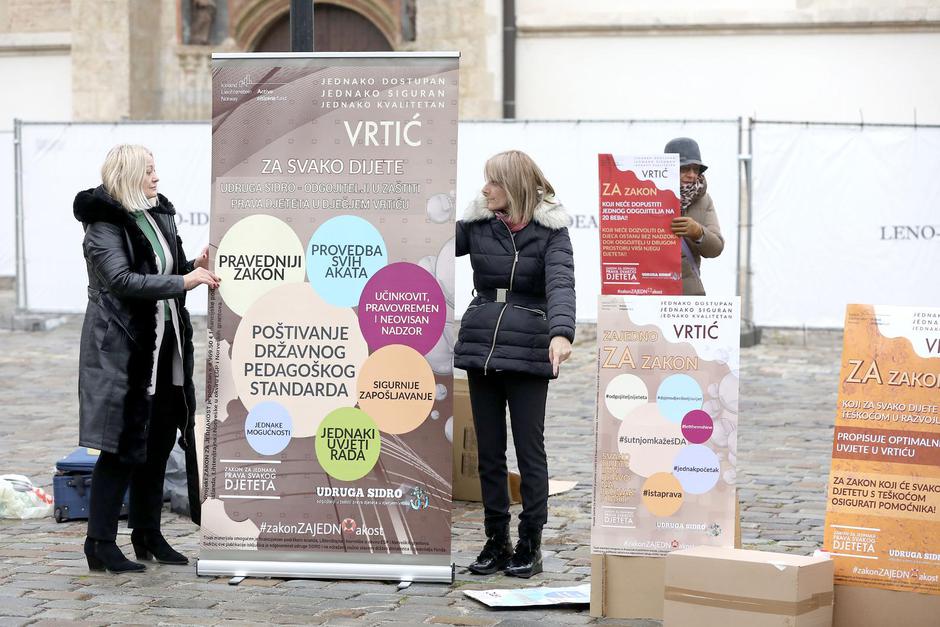 Zagreb: Članovi Udruge SIDRO performansom žele ukazati na važnost predškolskog odgoja