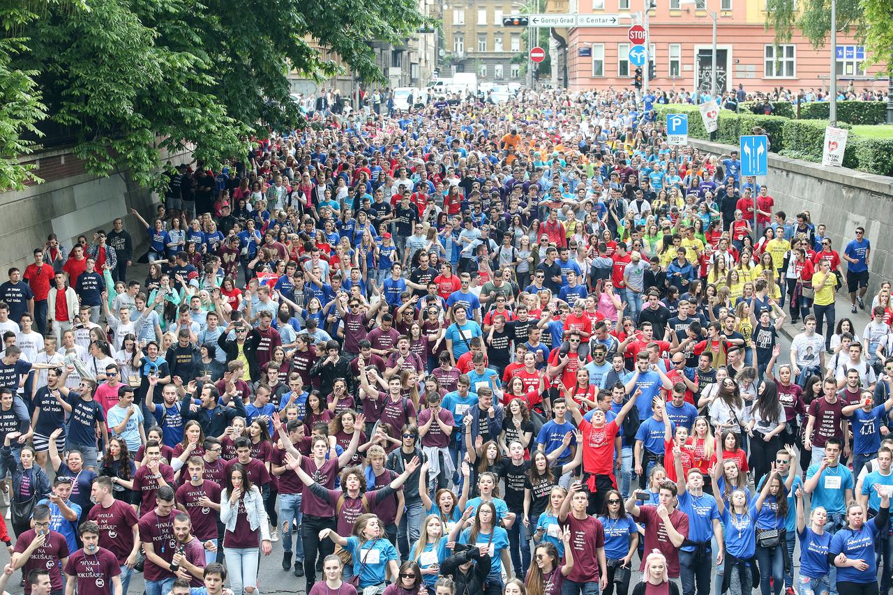17.05.2016., Zagreb - Ucenici zavrsnih razreda zagrebackih srednjih skola slave svoj dan. Proslava maturanata krenula je na Trgu bana Jelacica, a zavrsit ce na jezeru Bundek gdje je priredjen glazbeno-scenski program. U povorci se ocekuje oko 5000 maturan