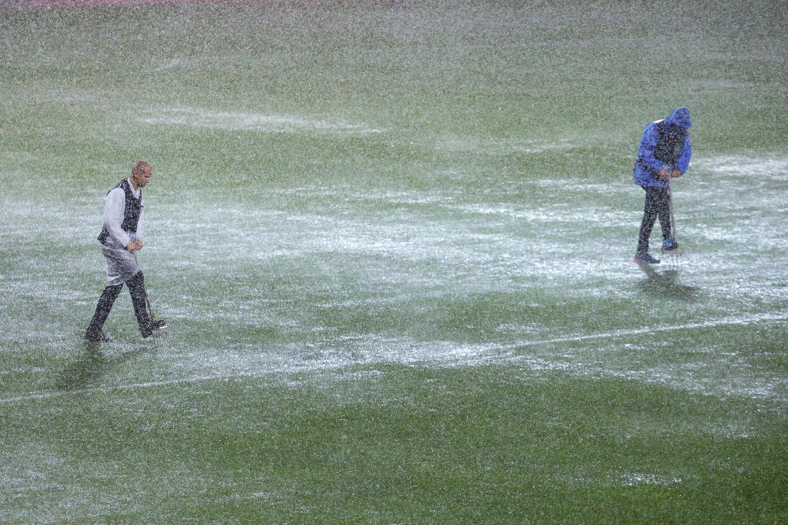 Radnici su pokušavali održati teren, no obilne količine vode izazivale su konstantne probleme.