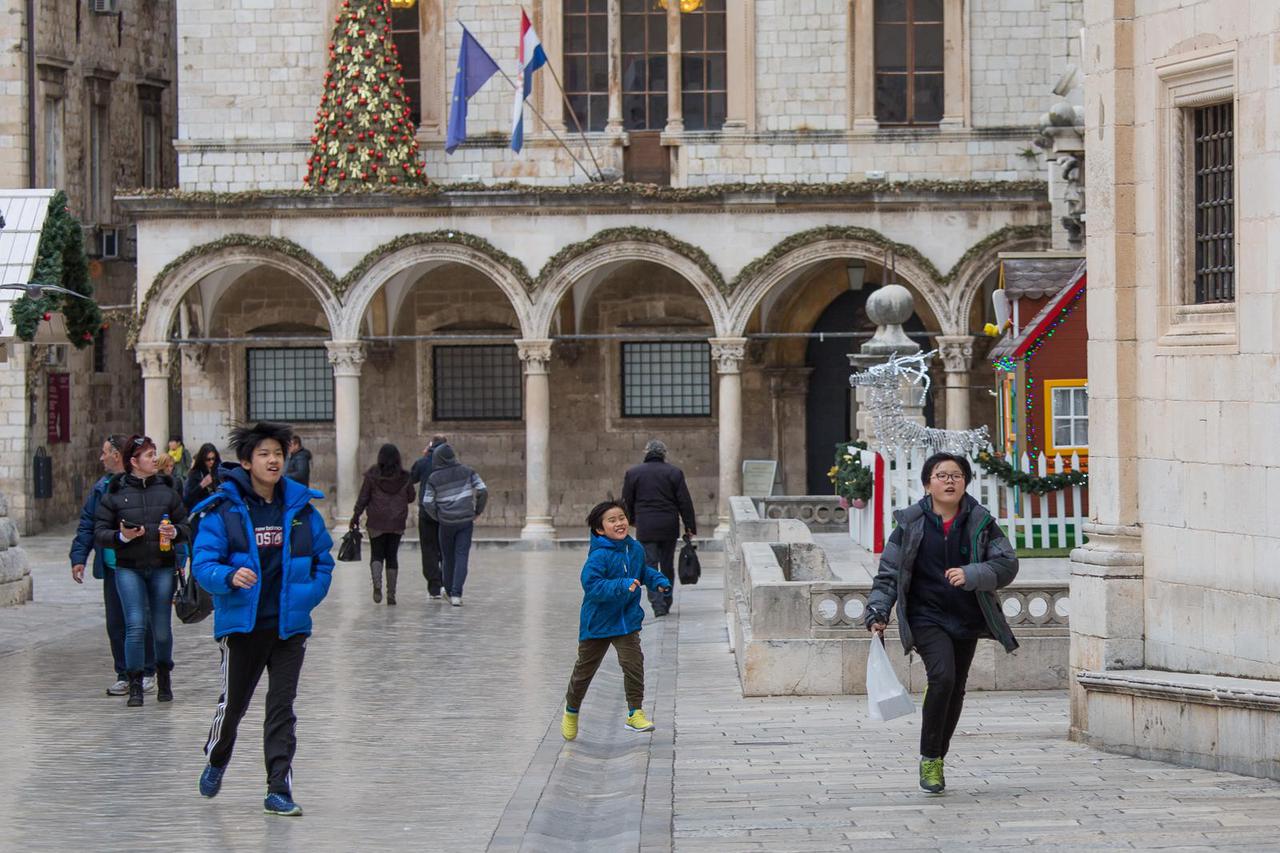 Dubrovnik: Turisti iz Južne Koreje u razgledavanju grada