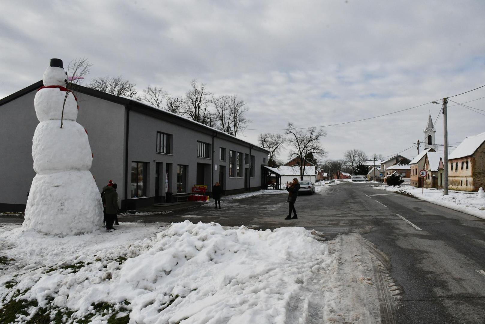 Cijela konstrukcija je rađena ručno, bez teške mehanizacije, a naglasili su i da je isprva cilj bio dva ili tri metra visine, da bi na kraju ispalo sedam metara.
