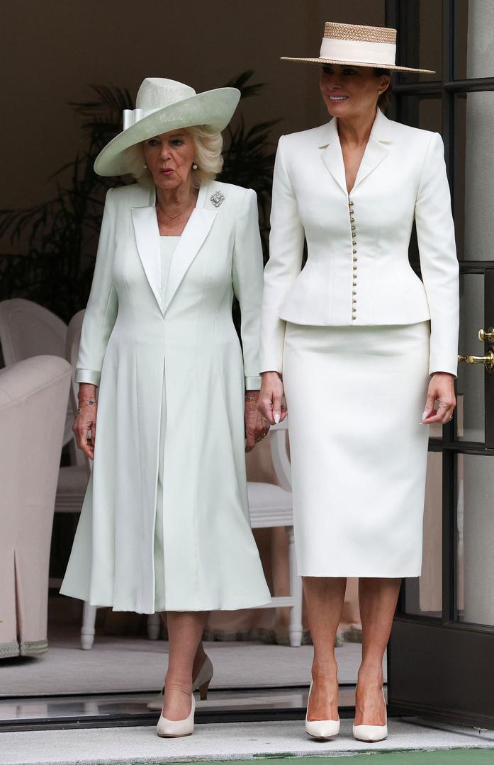 Prvi upečatljiv signal bio je odabir boje za svečani doček u Washingtonu. Iako se bijela boja najčešće povezuje s vjenčanjima, ona je postala i simbol kraljevskog statusa, pa je bila logičan izbor za obje dame. 