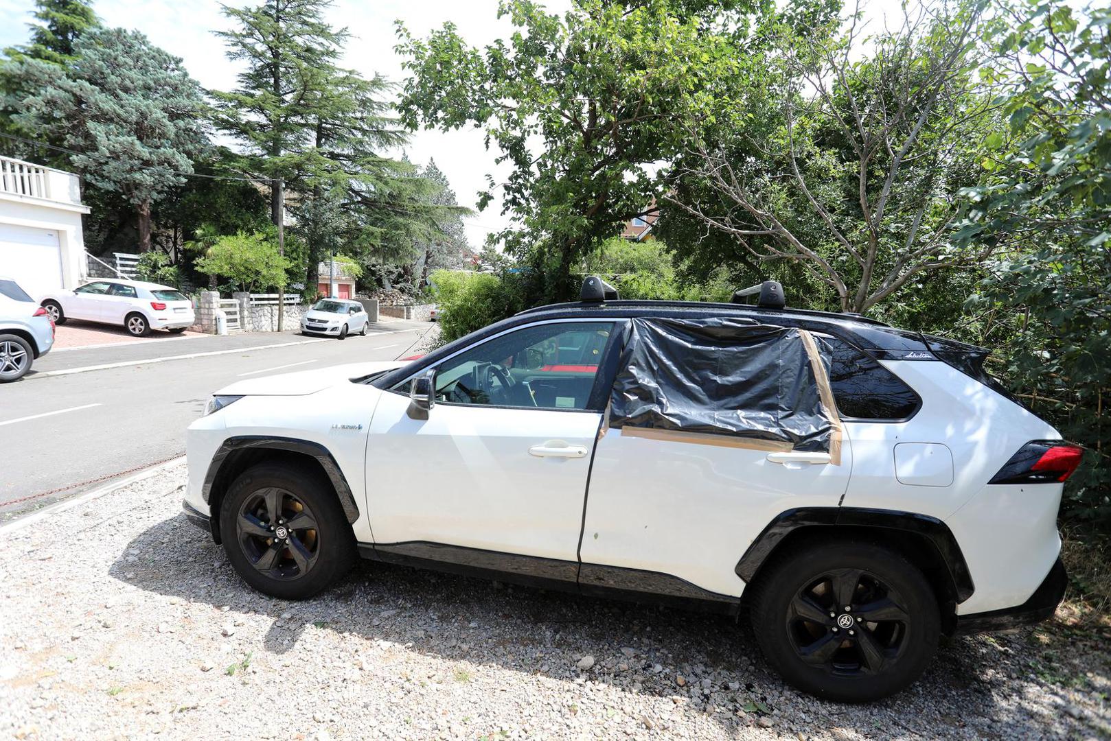 25.07.2023., Dramalj - Mnogobrojna stakla razbijena na automobilima kao posljedica olujne tuce. Photo: Goran Kovacic/PIXSELL
