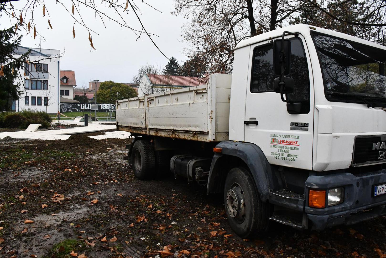 26.11.2021., Slavonski Brod -  ​U tijeku su r​adovi ​na ​izgradnji​ memorijalnog parka uz spomenik stradaloj djeci u Domovinskom ratu.