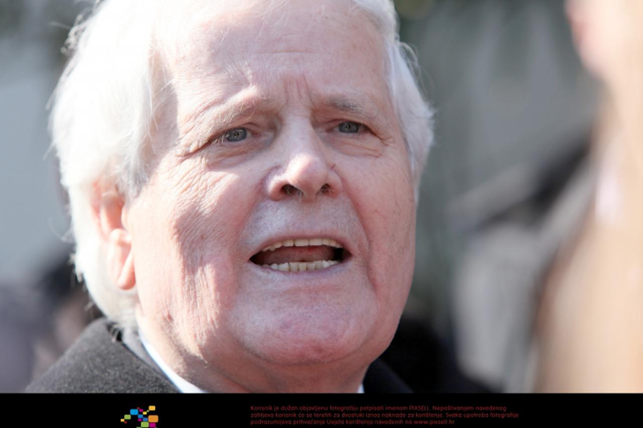 \'09.03.2012., Volosko - Fikret Abdic Babo nakon izlaska iz pulskog zatvora nakon odsluzenja 3/4 kazne sa obitelji se uputio u kucu na Voloskom, okupljenim novinarima dao je izjavu. Photo: Nel Pavleti