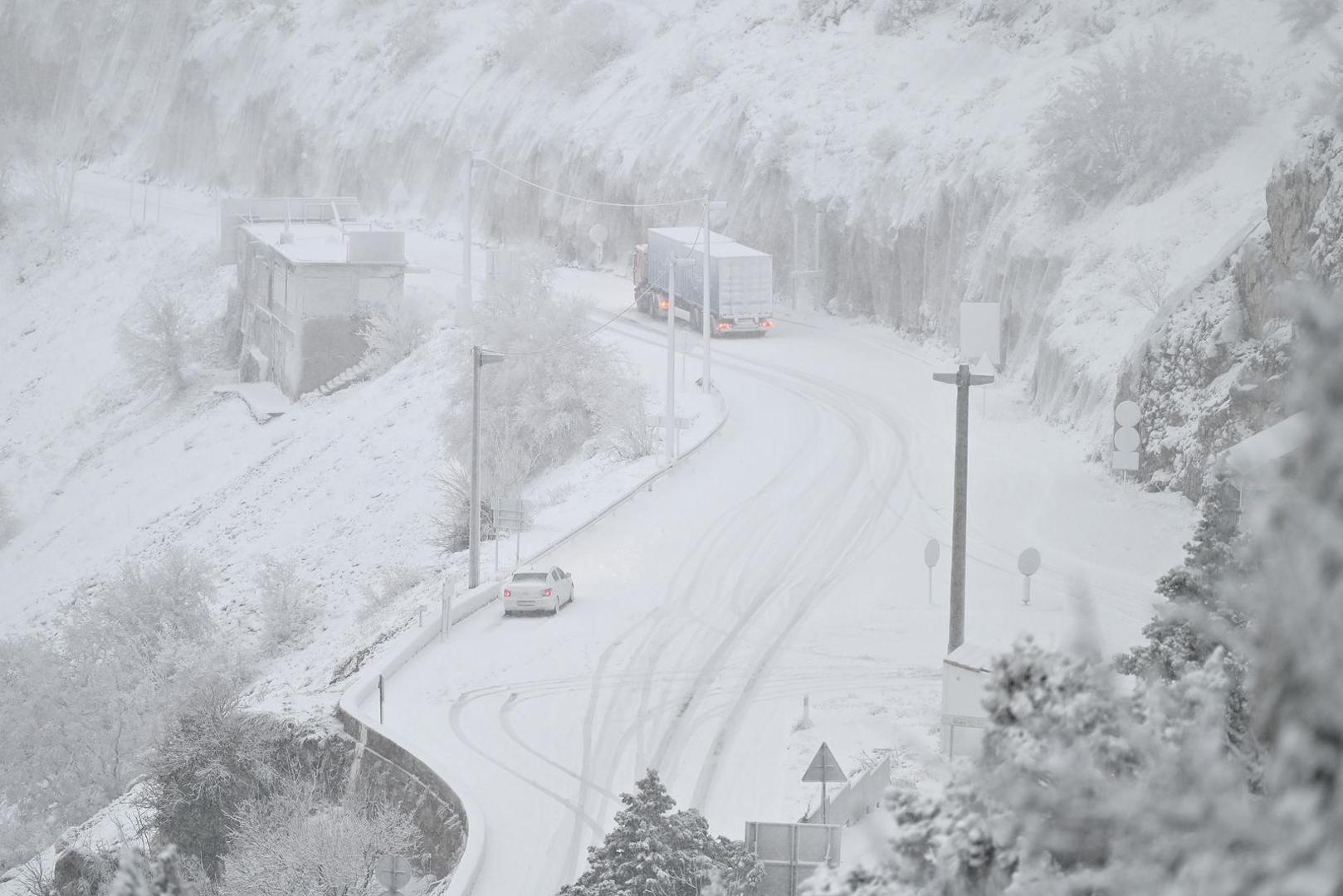 21.01.2023., Dupci - Zbog snijega i leda zatvoren dio Jadranske magistrale od Piska do Donjih Brela. Izdan crveni alarm zbog olujne bure na Jadrannu. Photo: Matko Begovic/PIXSELL
