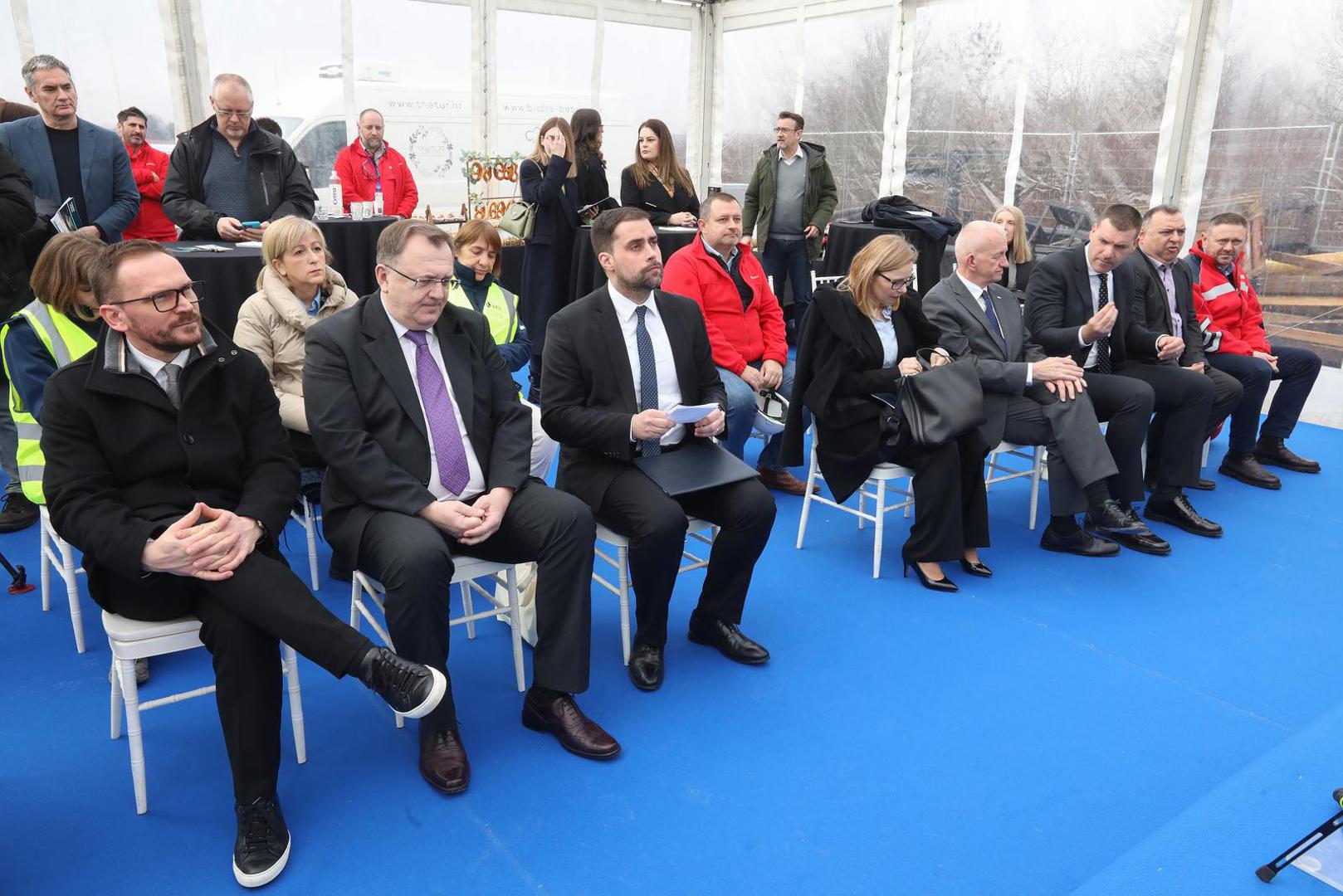 28.02.2025.,Velika Gorica, obiljezavanje pocetka izrade istrazne geotermalne busotine Velika Gorica GT-1, kljucne faze u istrazivanju geotermalnog potencijala Velike Gorice. Pocetku radova nazocili su Marijan Krpan, predsjednik Uprave Agencije za ugljikovodike, Zsuzsanna Ortutay predsjednica Uprave INA e, Kresimir Ackar, gradonacelnik V.Gorice i Goran Romek, drzavni tajnik Ministarstva gospodarstva, izaslanik prerdsjednika Vlade RH Photo: Robert Anic/PIXSELL