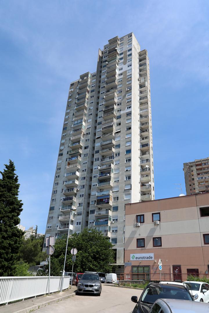 Na trećem mjestu najviših nebodera u Hrvatskoj nalaze se ovi 'blizanci' na adresi Franje Čandeka 23a i 23b. Gradnja je završena 1975. godine te su od tada među najvišim stambenim građevinama u Hrvatskoj. Ovi neboderi imaju visinu od 96 metara.