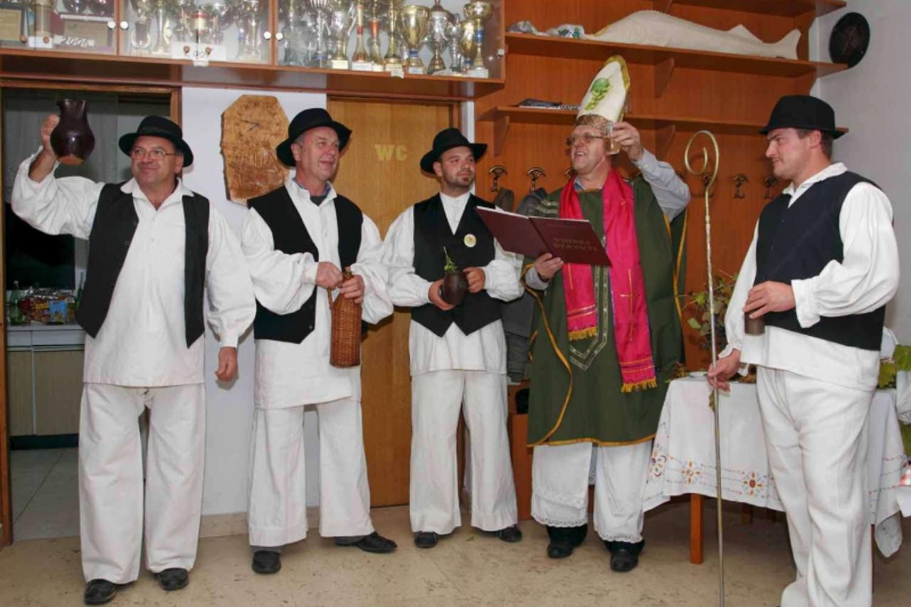 'Var \\u0096 08. 11. 2010., Ivanec \\u0096 Po starinskim regulama most su krstili clanovi Drustva prijatelja narodnih obicaja Maska  PHOTO:  Ljiljana Risek '