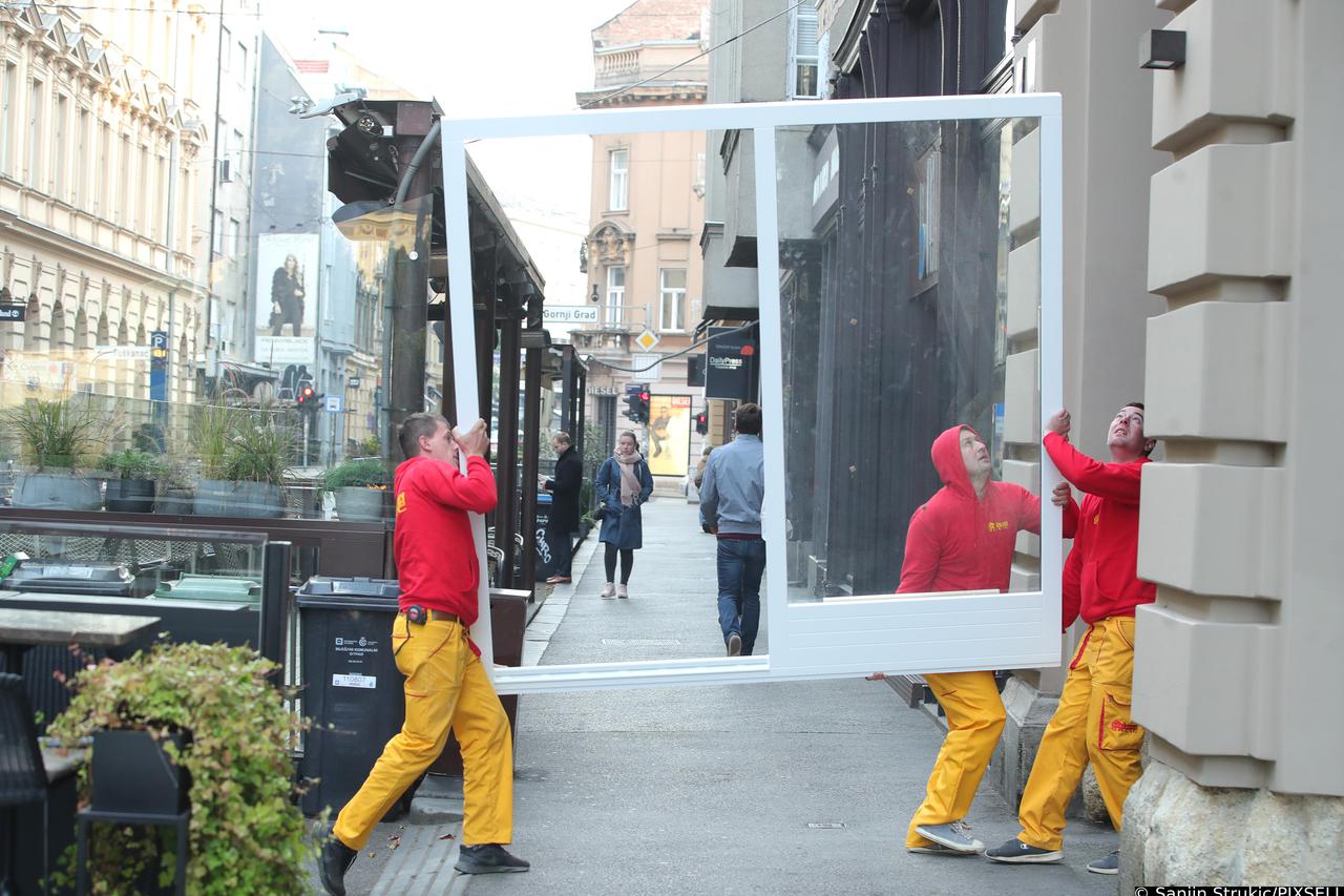 Zagreb: Pet radnika spretno prenosi staklenu stijenu u zgradu u Masarykovoj ulici