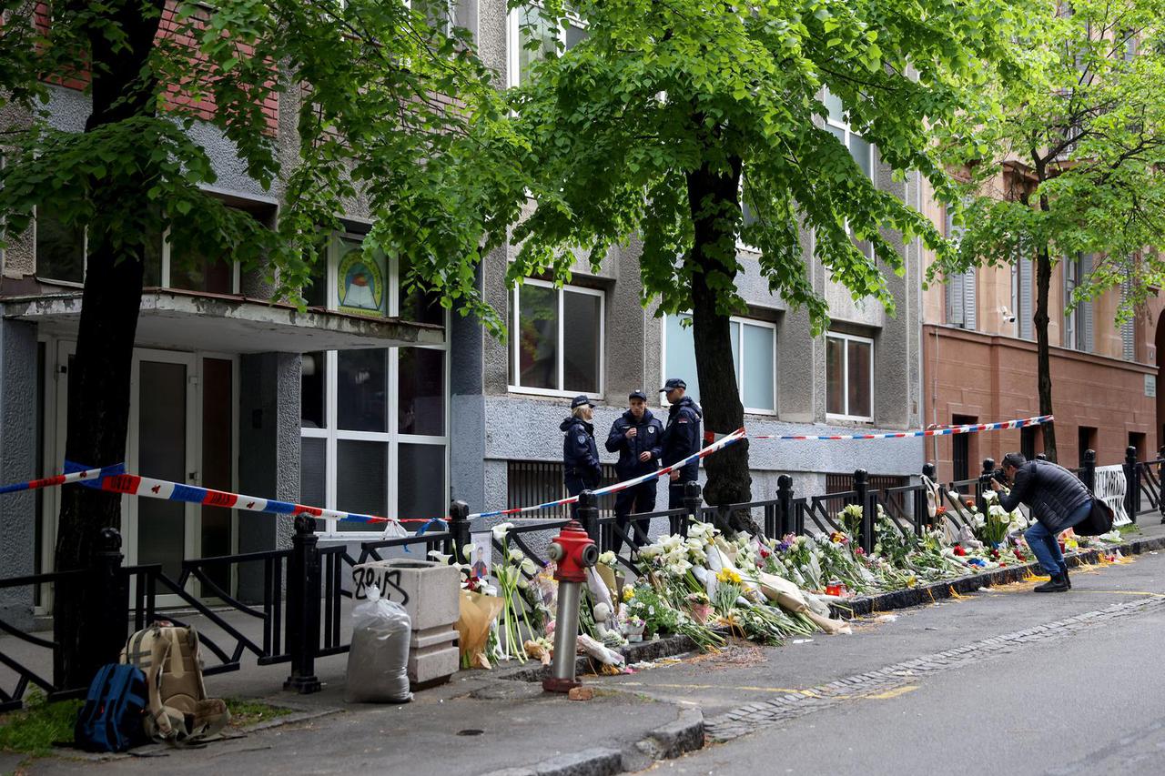 Beograd: Suze i zapaljene svijeće ispred škole gdje je ubijeno osam učenika i zaštitar