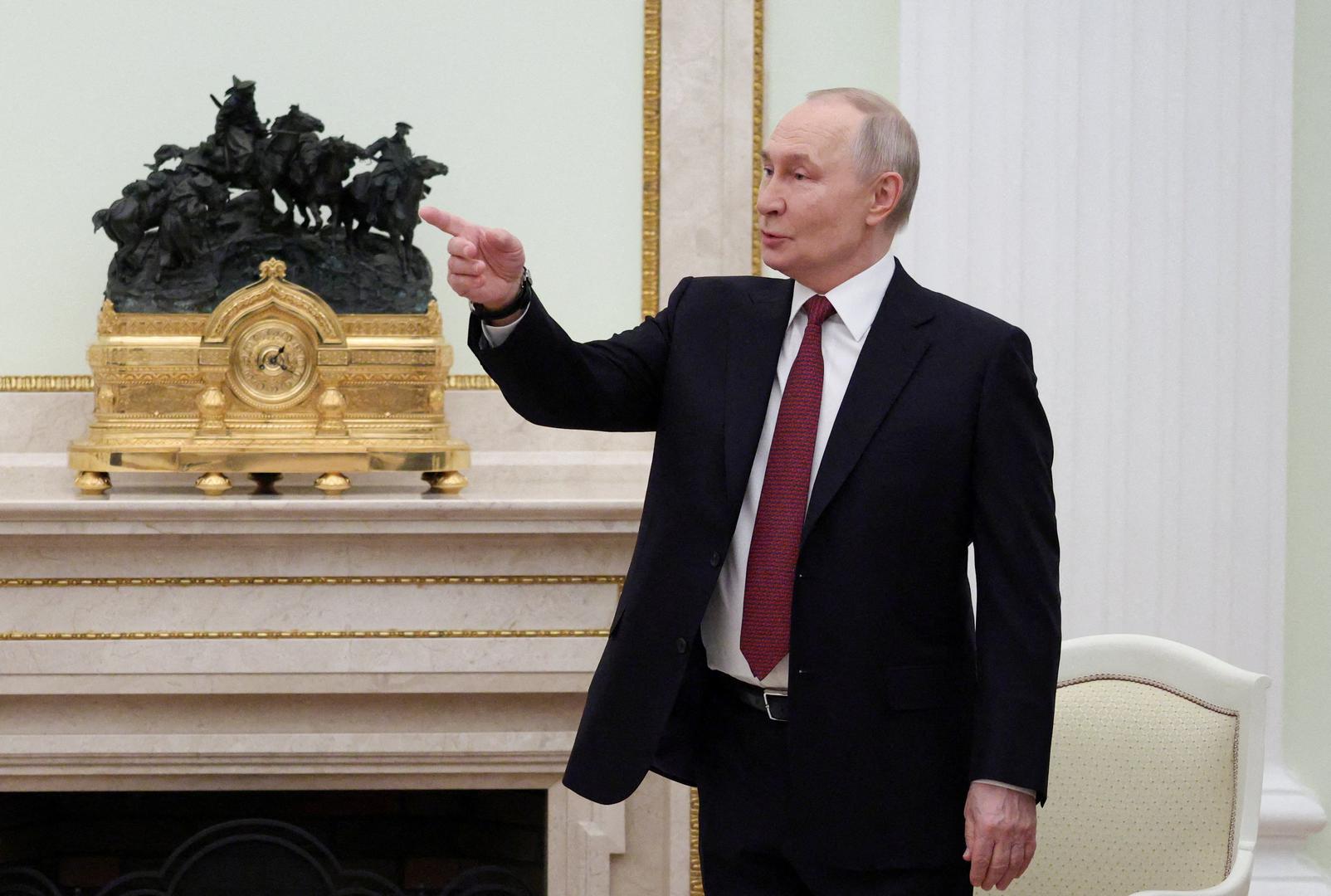 Putinov pad: Baba Vanga je također predvidjela uspon novog ruskog vođe 2026. godine. To izaziva zabrinutost zbog sudbine Ukrajine ako se autoritarni režim Vladimira Putina raspadne. Utjecajna ruska osoba, koja će preoblikovati međunarodnu politiku, često se opisuje kao "gospodar" ili globalni vođa, a na vlast će doći 2026. godine.