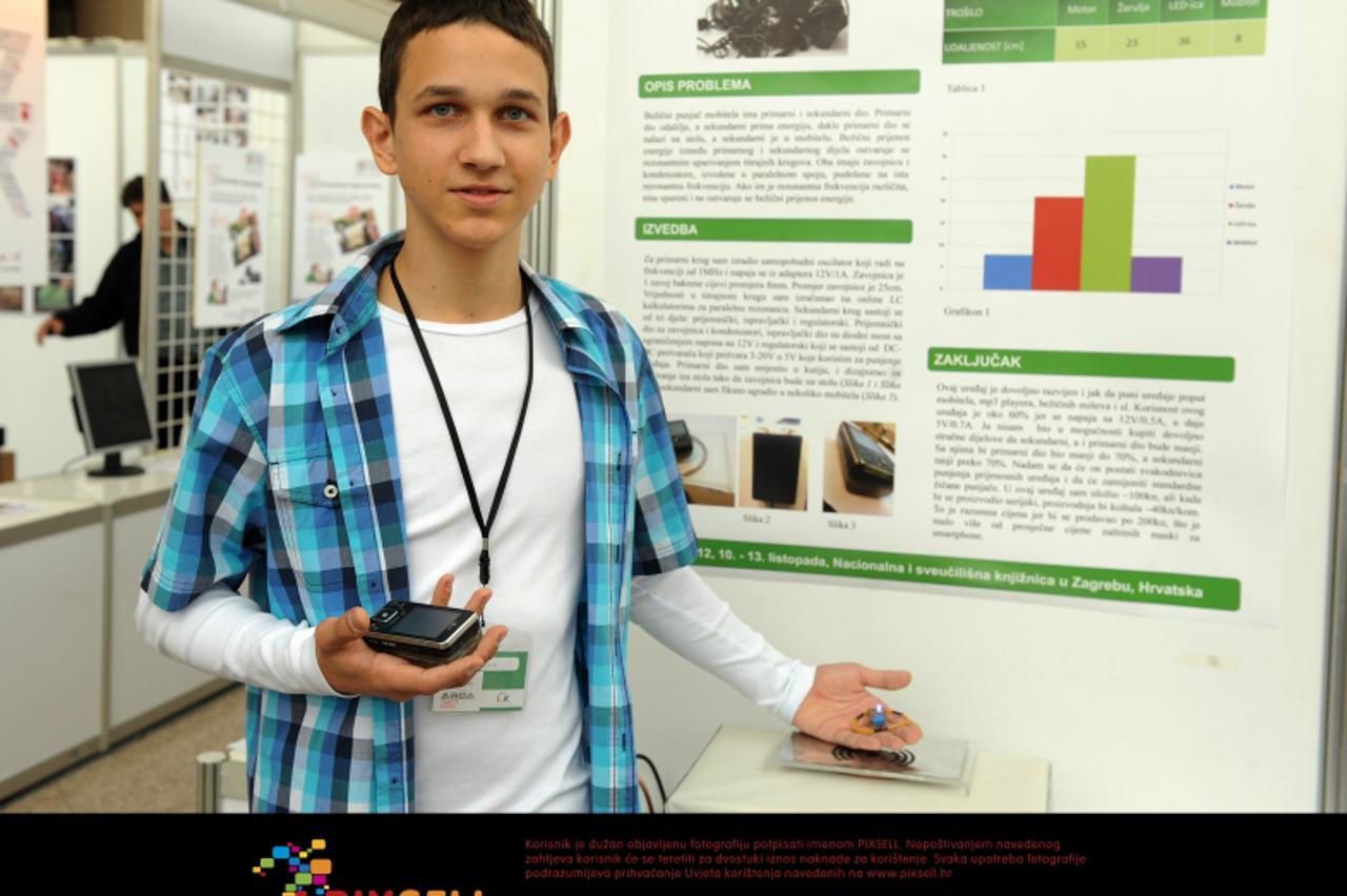 '13.10.2012., Ulica Hrvatske bratske zajednice 4, Zagreb - Hrvoje Kozar izumio je sustav za bezicno punjenje mobitela, a izlozio ga je na 10. izlozbi inovacija ARCA 2012 u Nacionalnoj i sveucilisnoj k