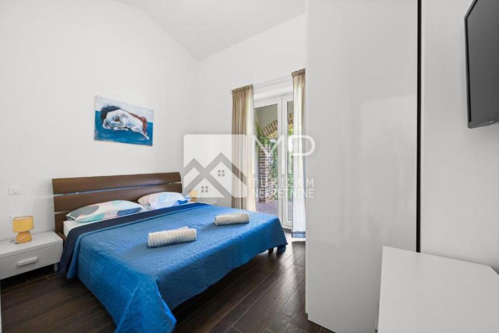 Iz gornjih etaža pruža se pogled na more, a staklene stijene osiguravaju obilje prirodne svjetlosti.

