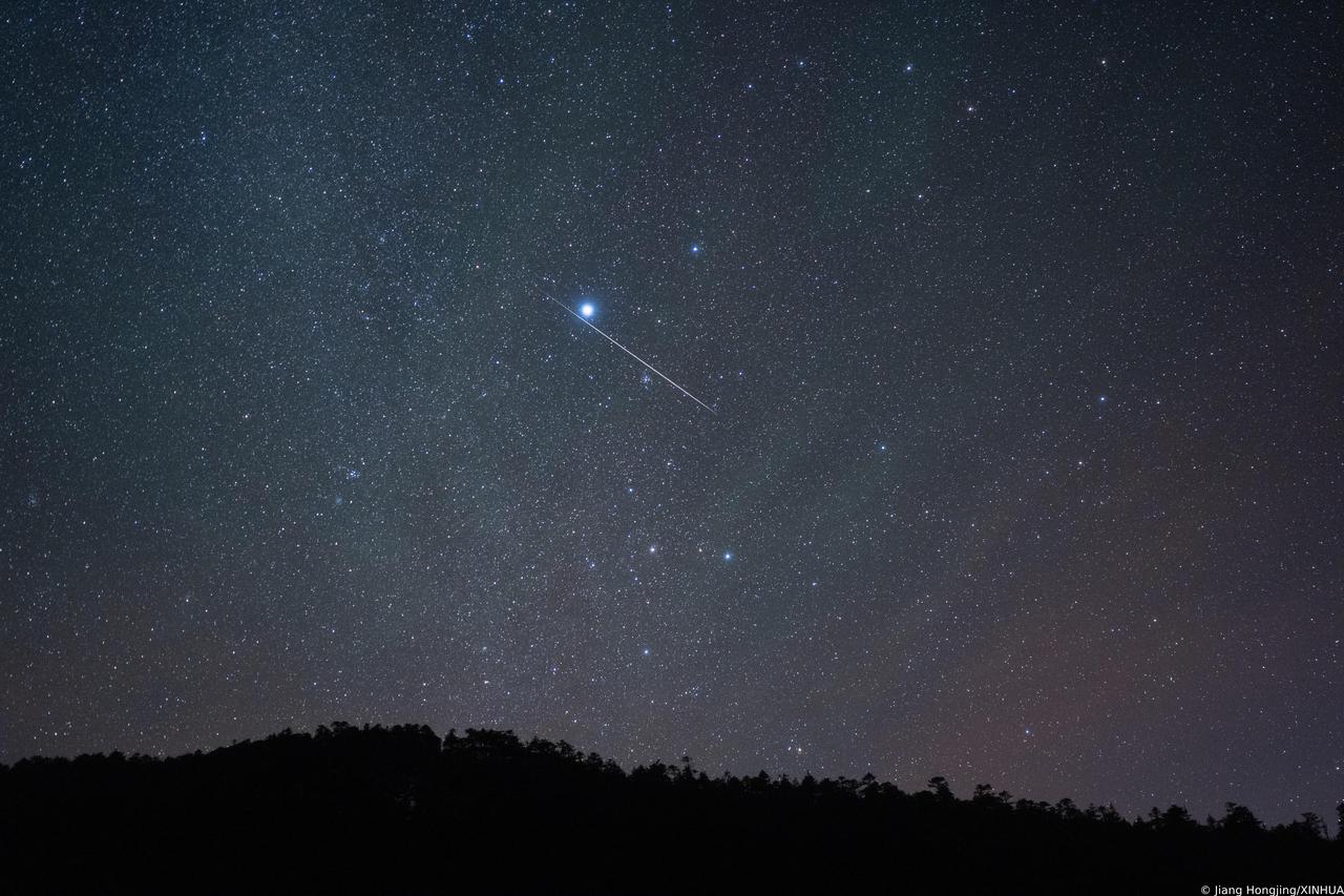 Kiša meteora na nebu iznad planine Gongga